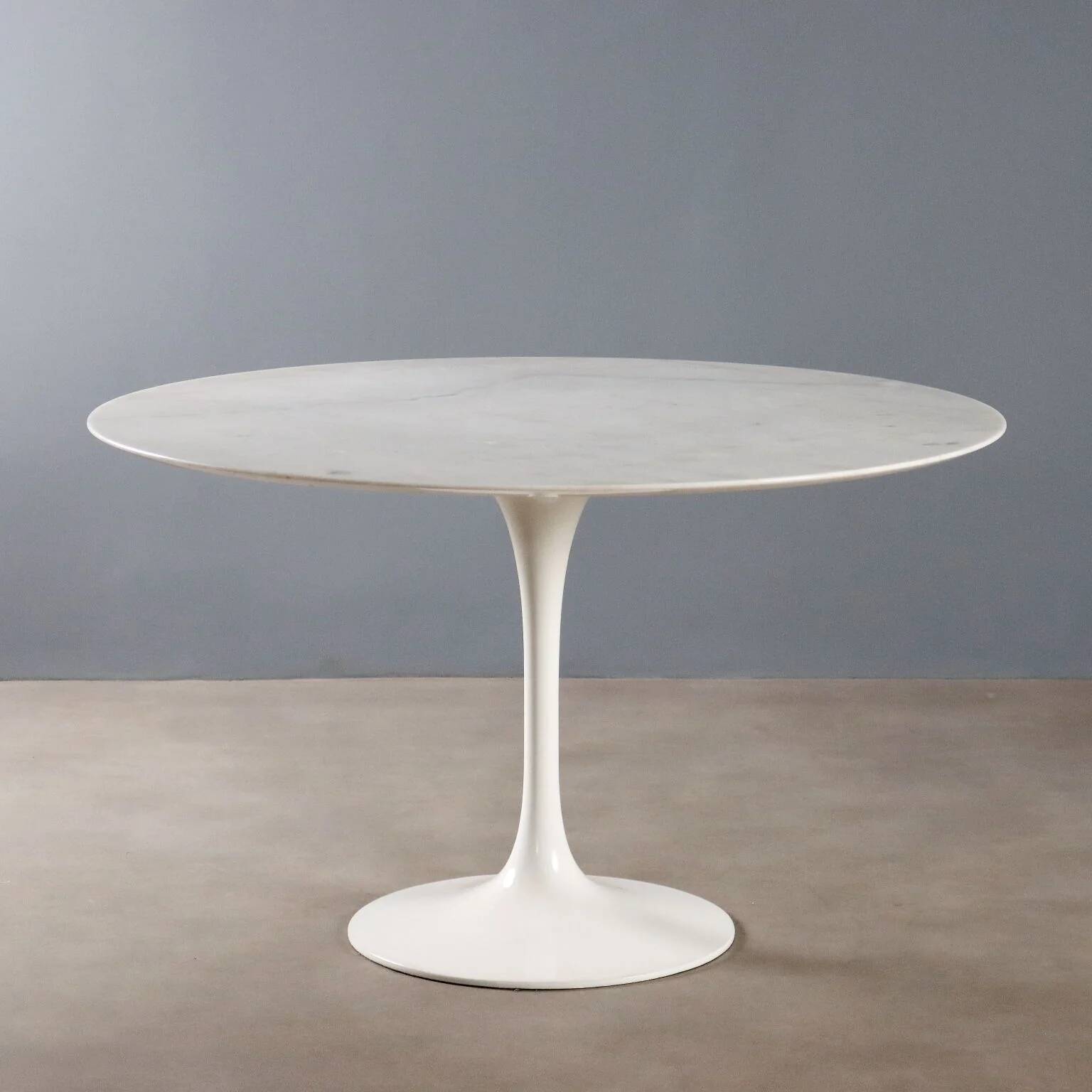 Vintage style Tulipe table in enamelled aluminium, Italian design from the 1980s.