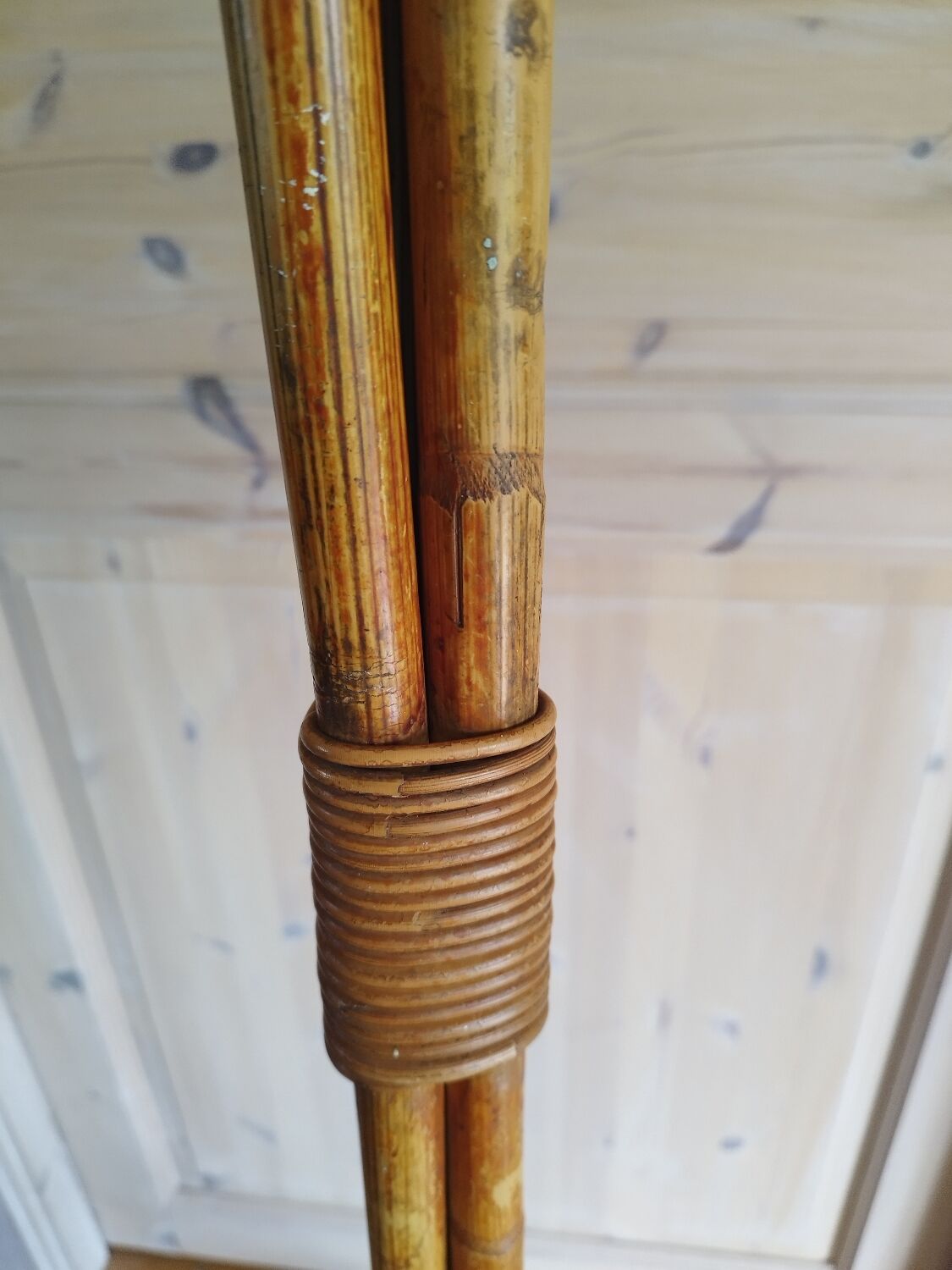 Pied de lampadaire tripode en bambou et rotin