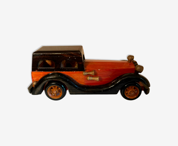 Voiture ancienne en bois