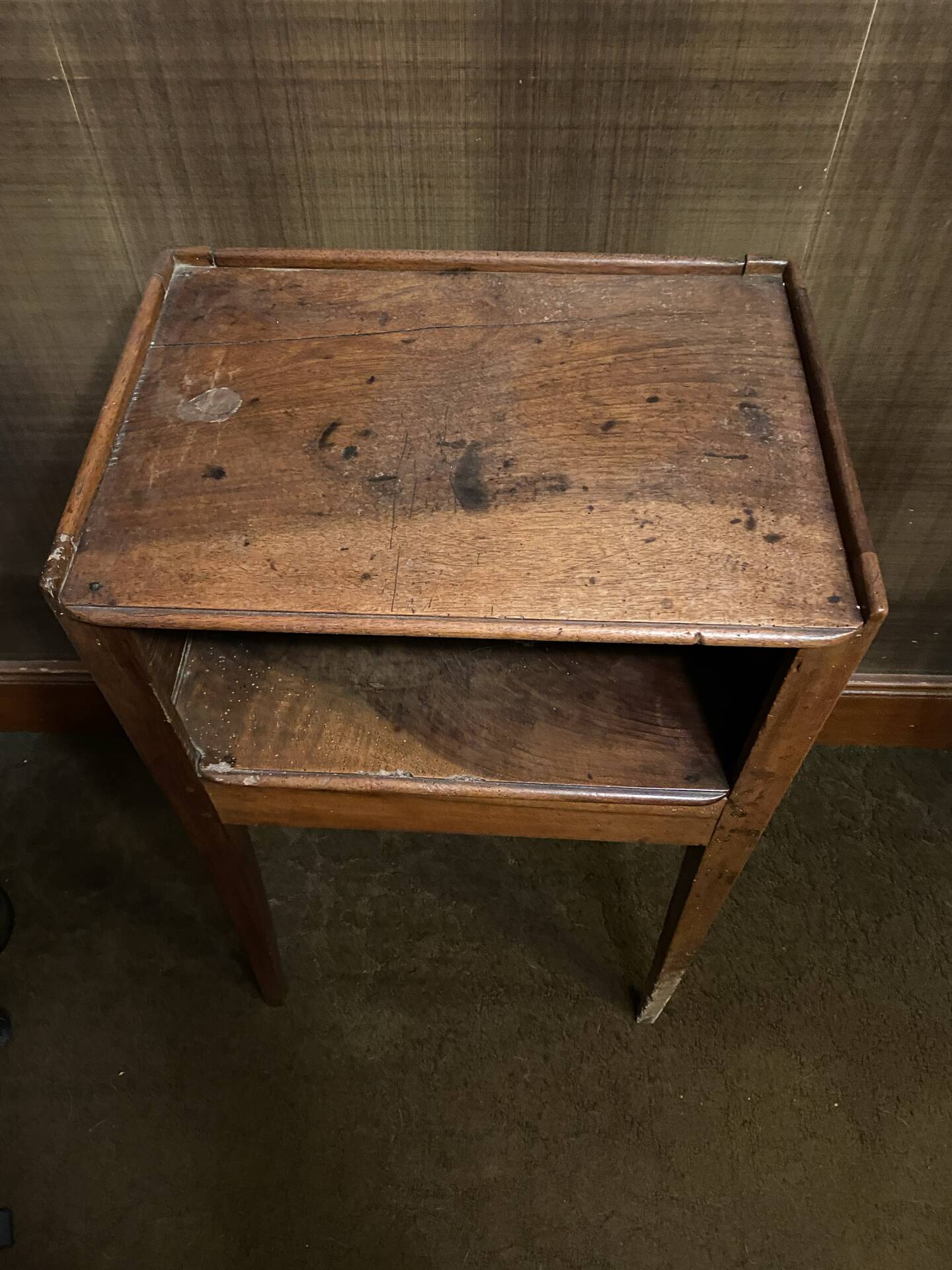 Petite table de chevet ancienne en bois – esprit vintage