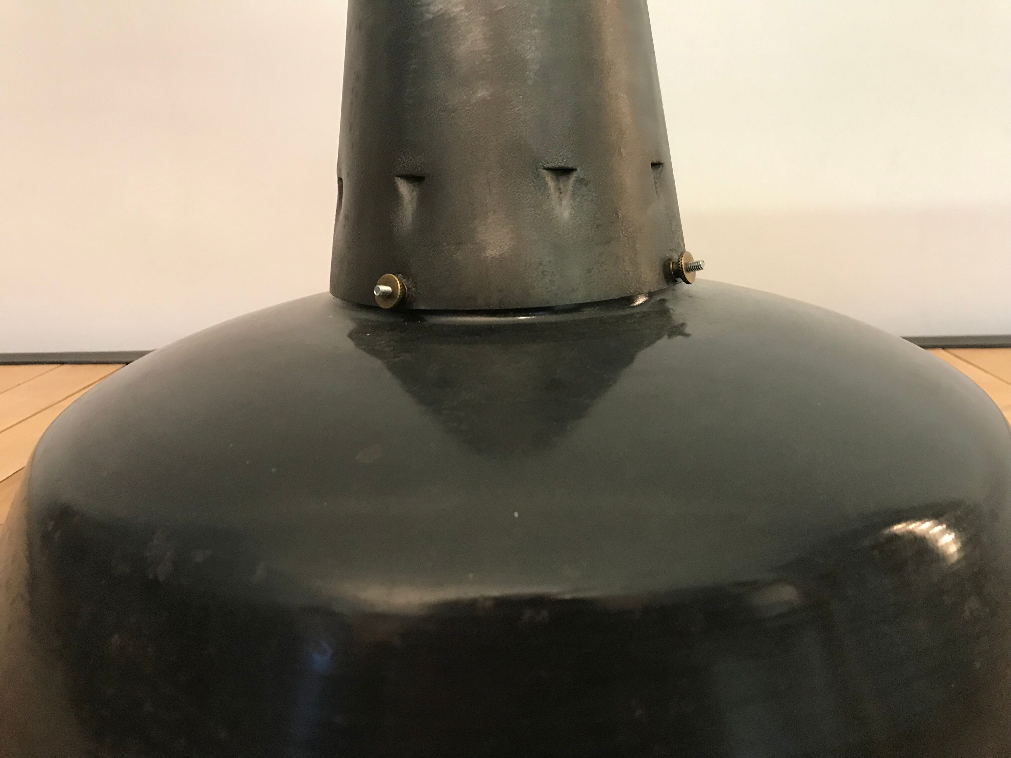 Enamelled cup lamp suspension workshop