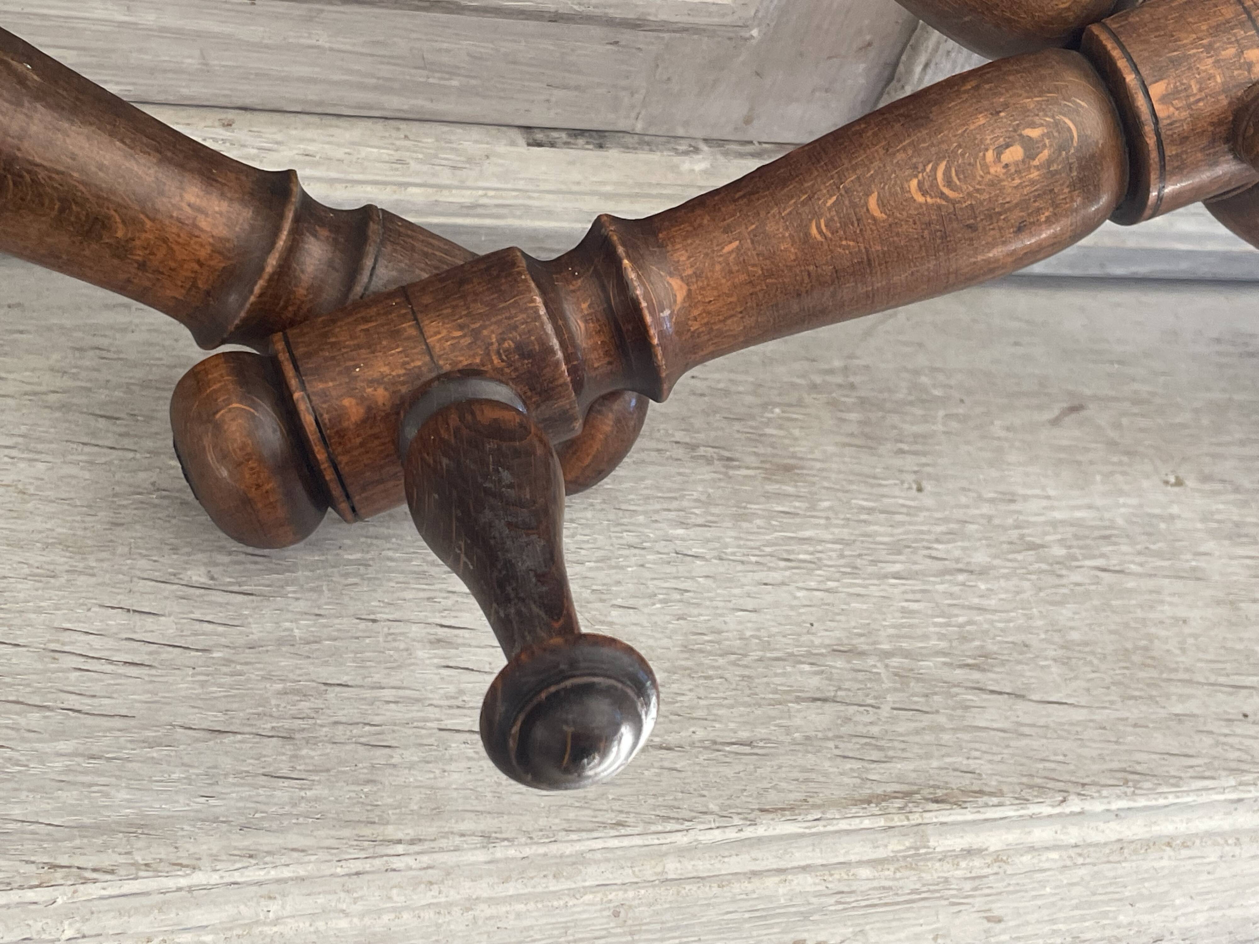 Wall-mounted accordion coat rack made of turned wood