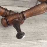 Wall-mounted accordion coat rack made of turned wood