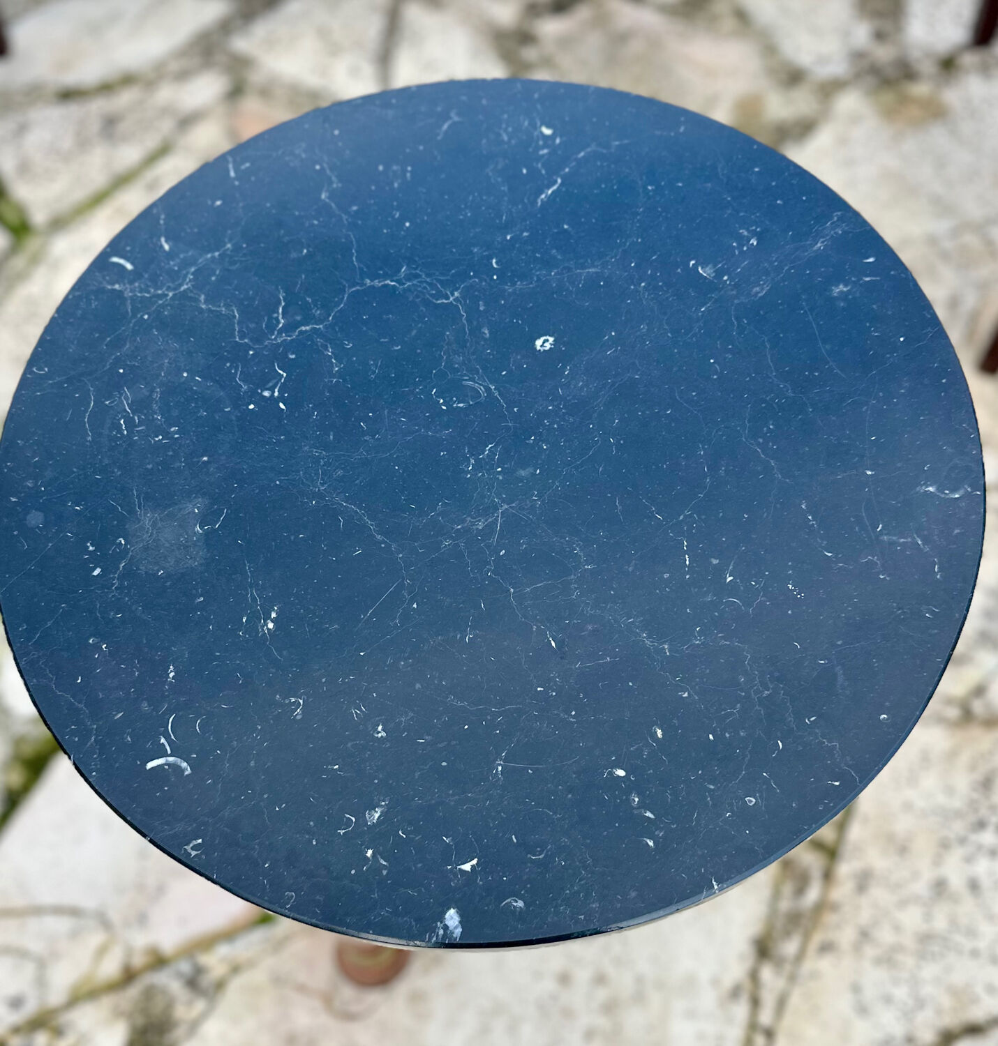 Empire side table in mahogany and mahogany veneer.