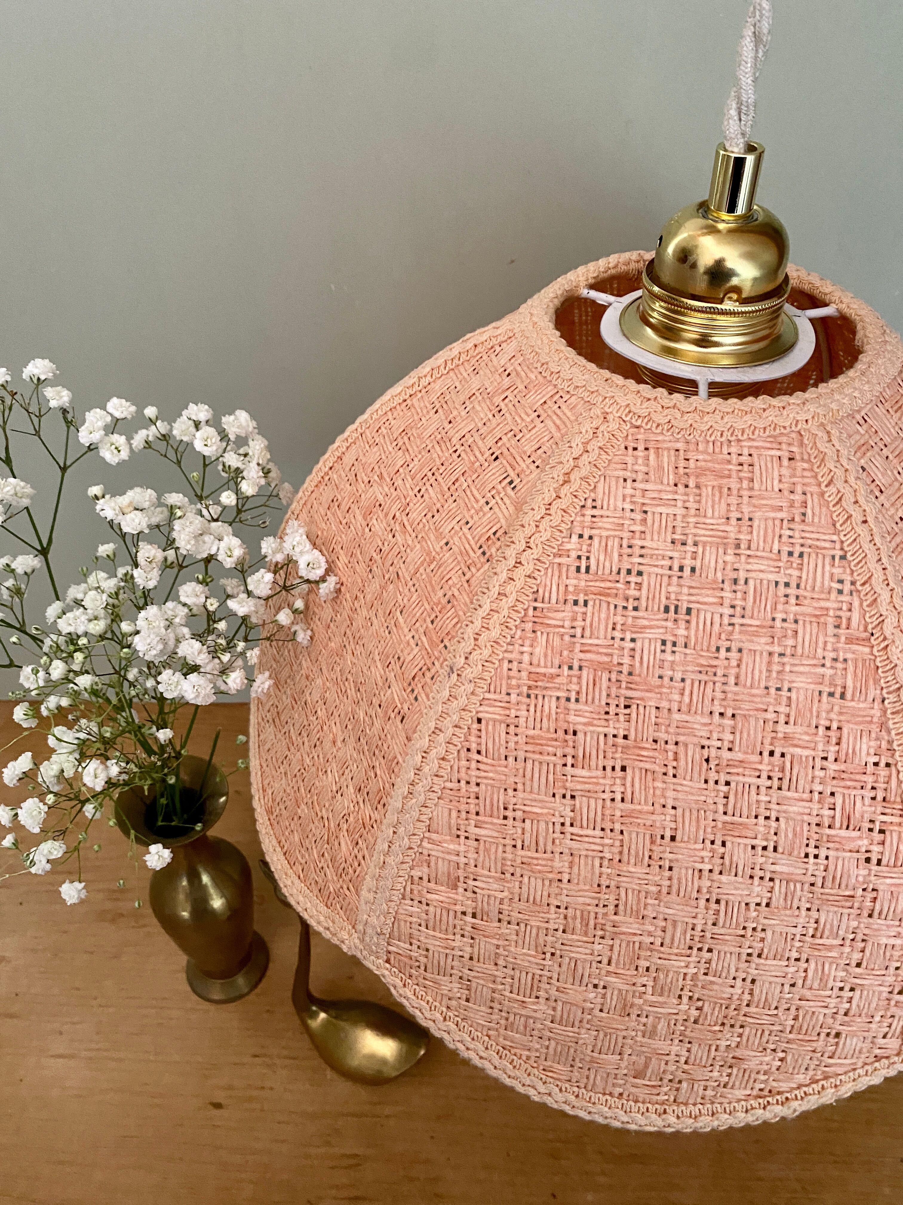 Suspension abat-jour vintage en matière naturelle rose