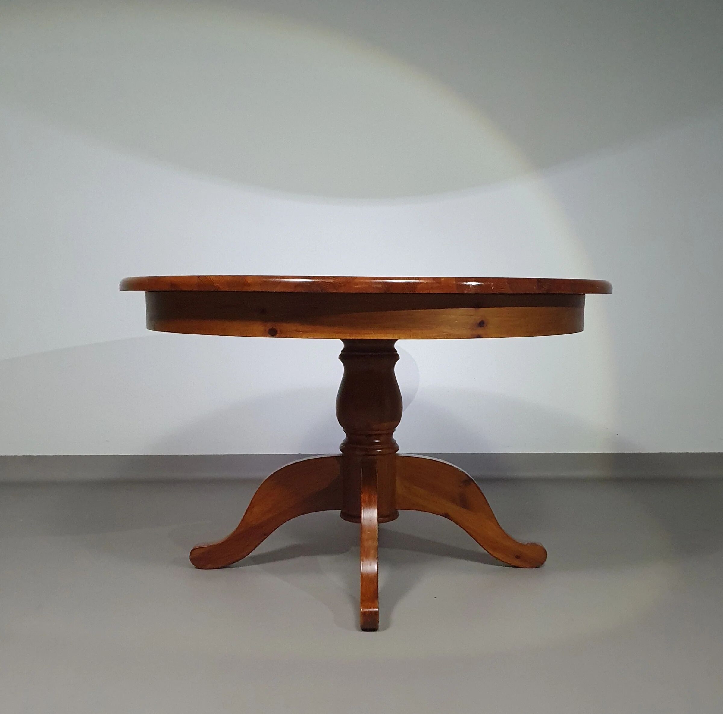 Table à manger en bois de pin des années 70 / table à pieds en colonne en bois au design à 4 pieds avec plateau rond