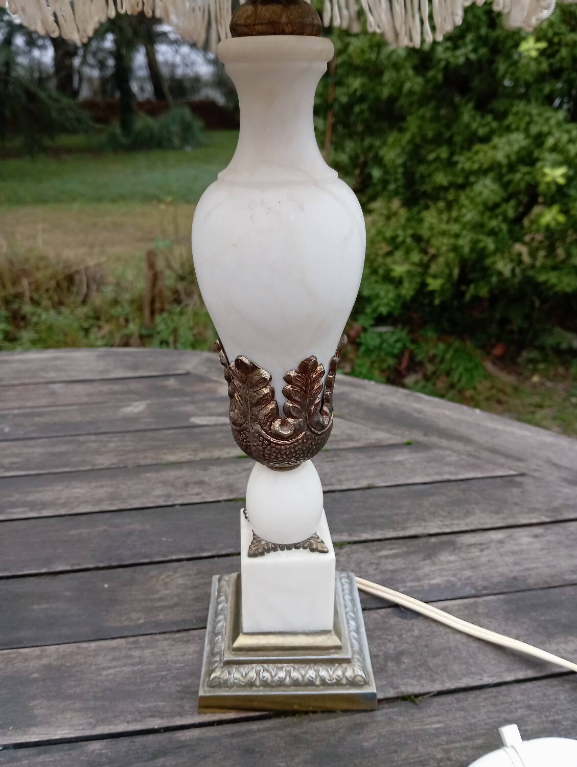 Lampe de salon rétro 1950 albâtre / laiton abat jour soie ecru