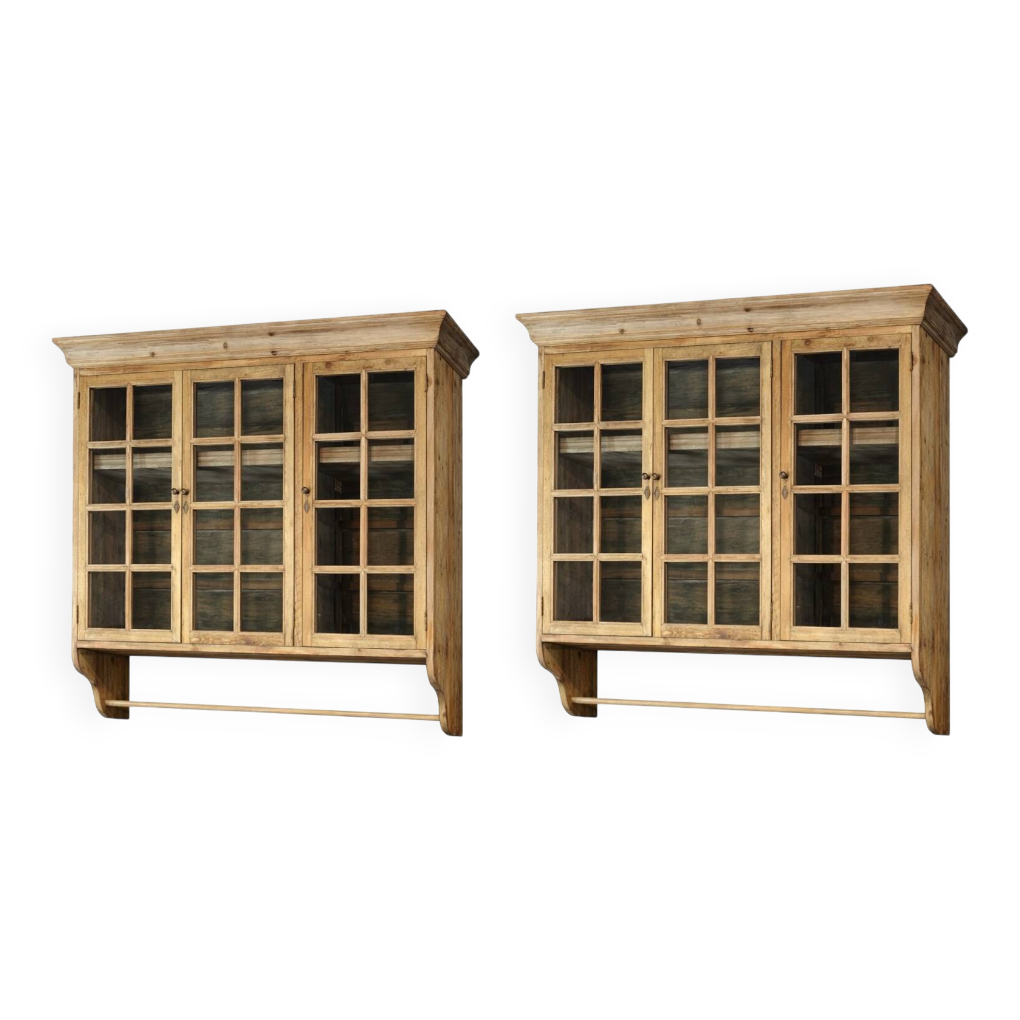 Vitrines murales en bois massif et en verre