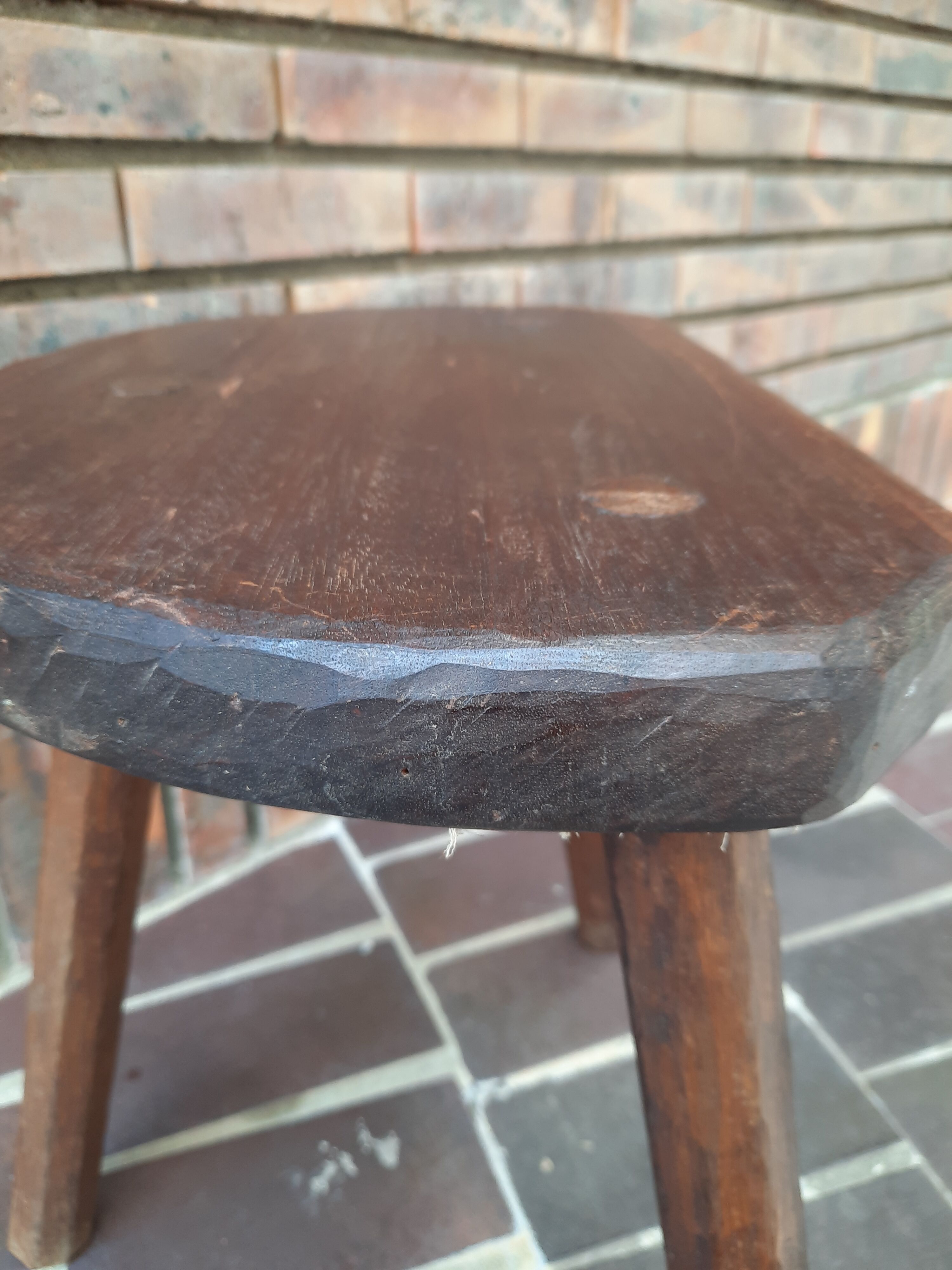 Tabouret tripode en bois brut