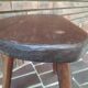 Tabouret tripode en bois brut