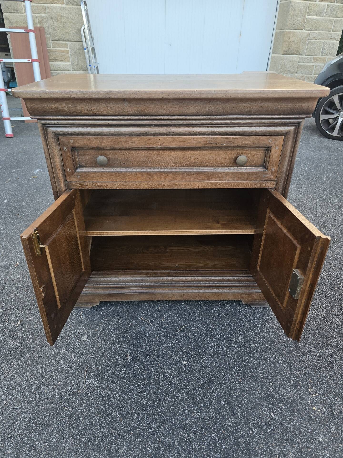 Rotating TV unit in solid oak