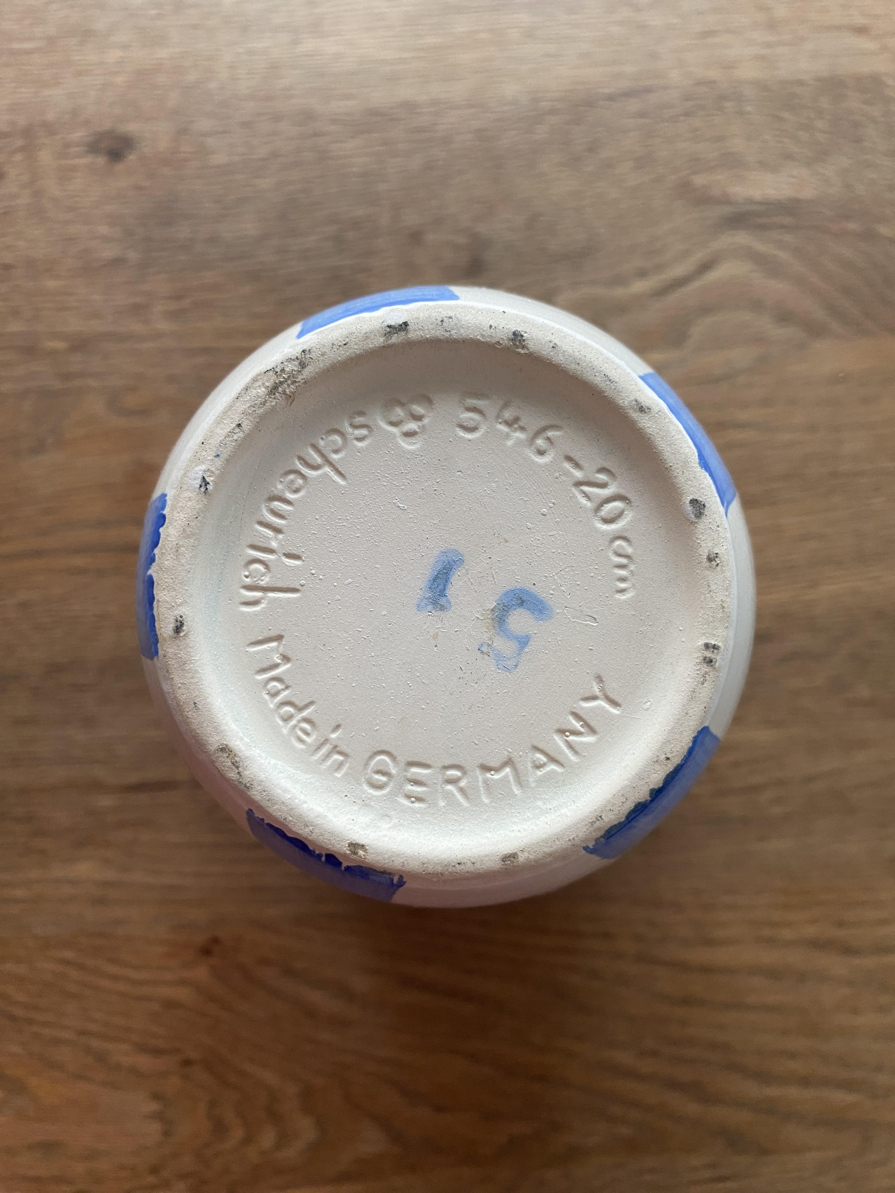 Flowered vase daisies