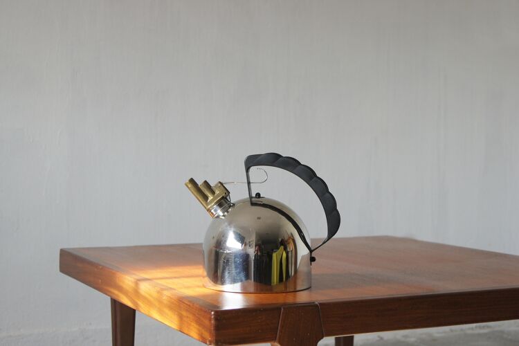 Bouilloire avec sifflet en laiton Alessi 9091 design Richard Sapper