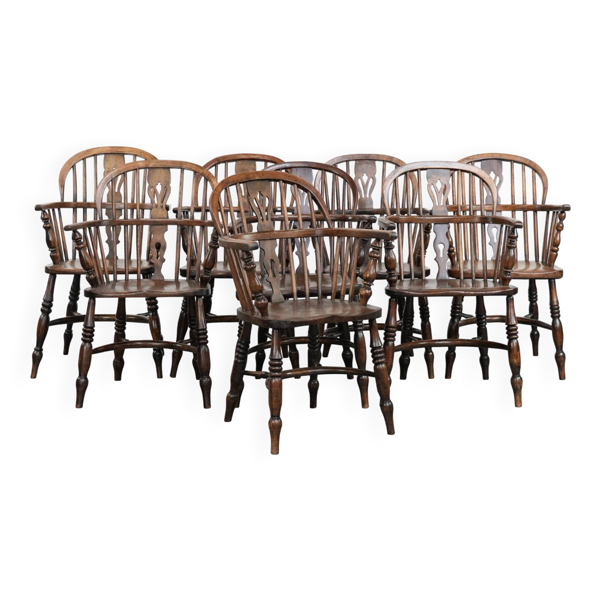 Ensemble ancien de 8 très belles chaises/fauteuils Windsor anglais, avec une belle palette de couleurs et une jolie patine.