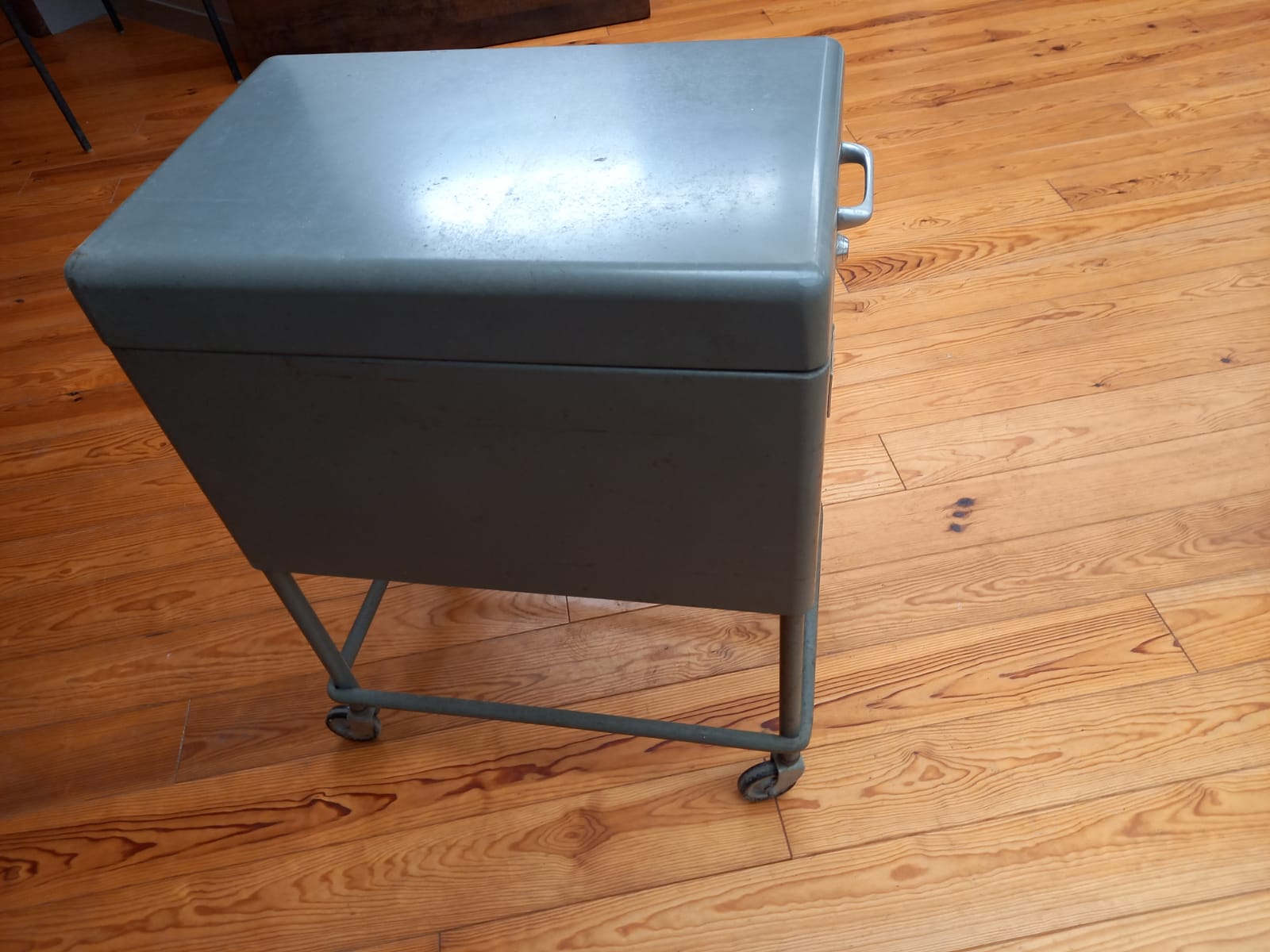 Industrial wheeled binder