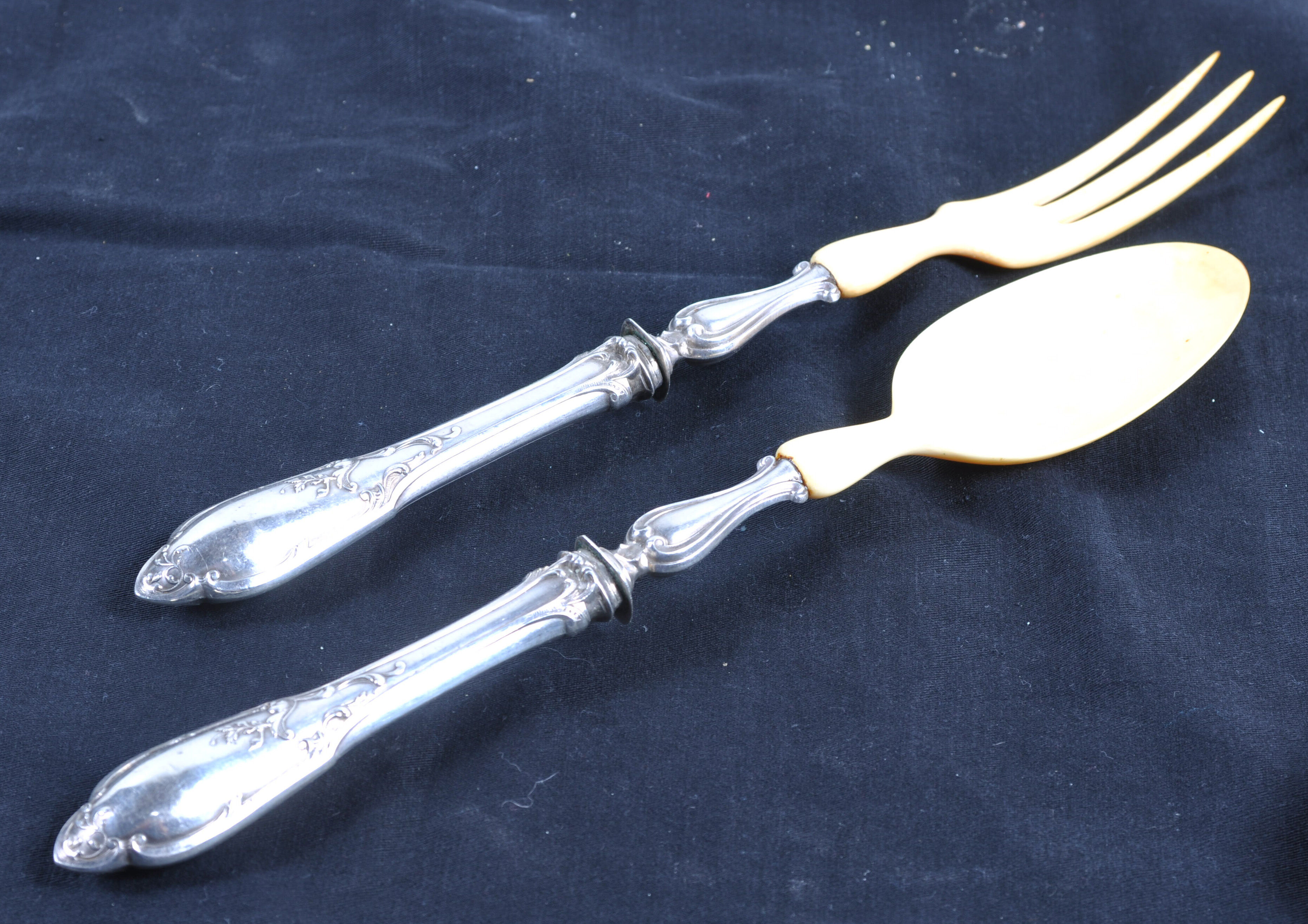 Salad serving set in antique ivory, silver-plated handle.