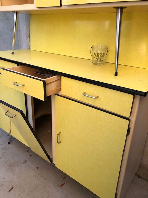 Meuble buffet de cuisine en formica jaune vif annees 50