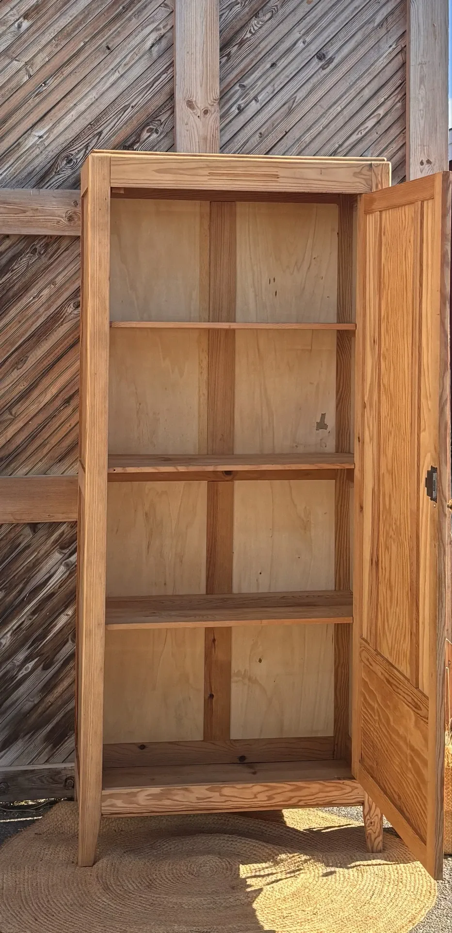 Armoire parisienne étroite ancienne en bois brut 