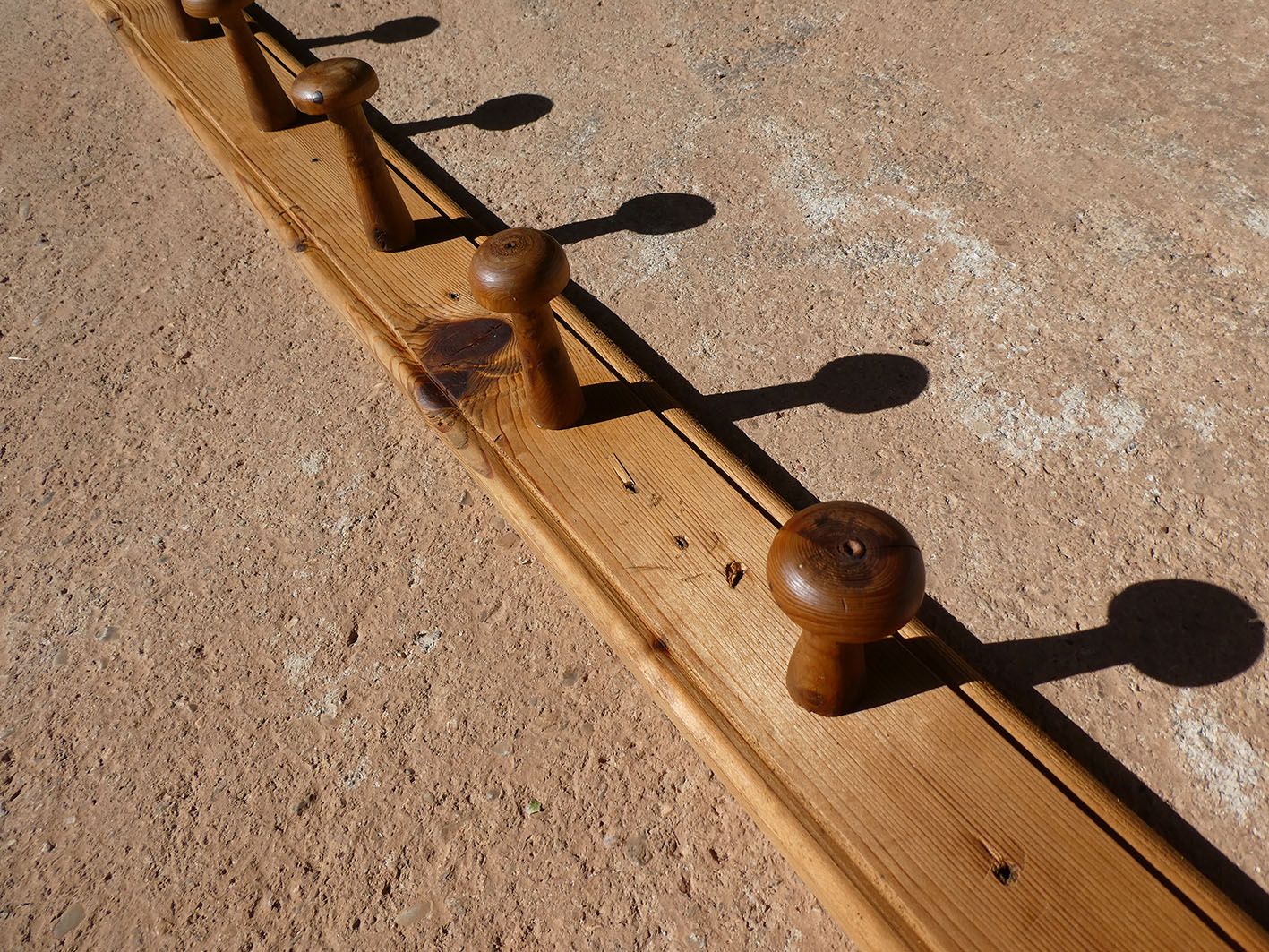School wall coat - solid wooden rail of 10 patères
