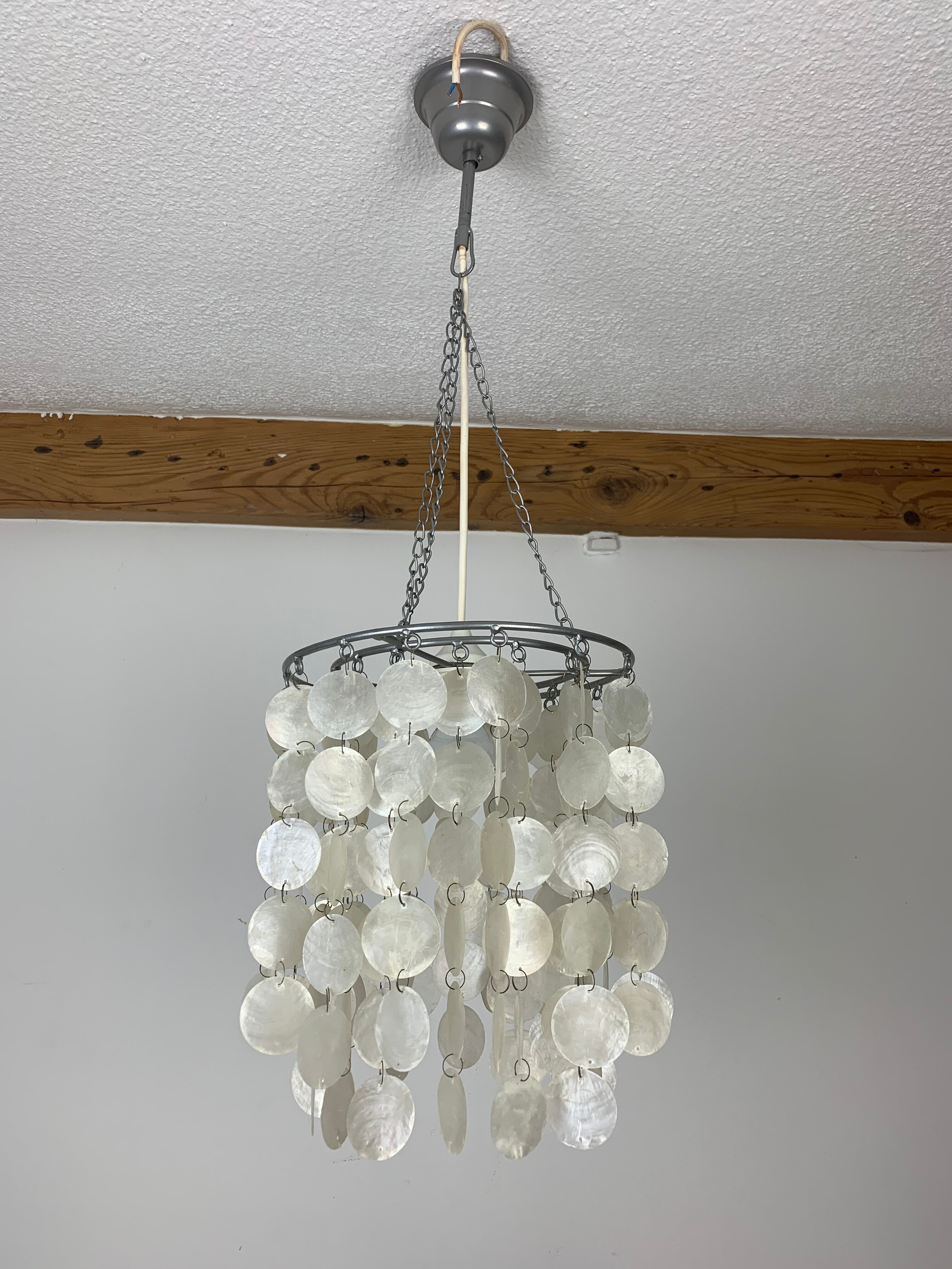 Mother-of-pearl grapevine suspension
