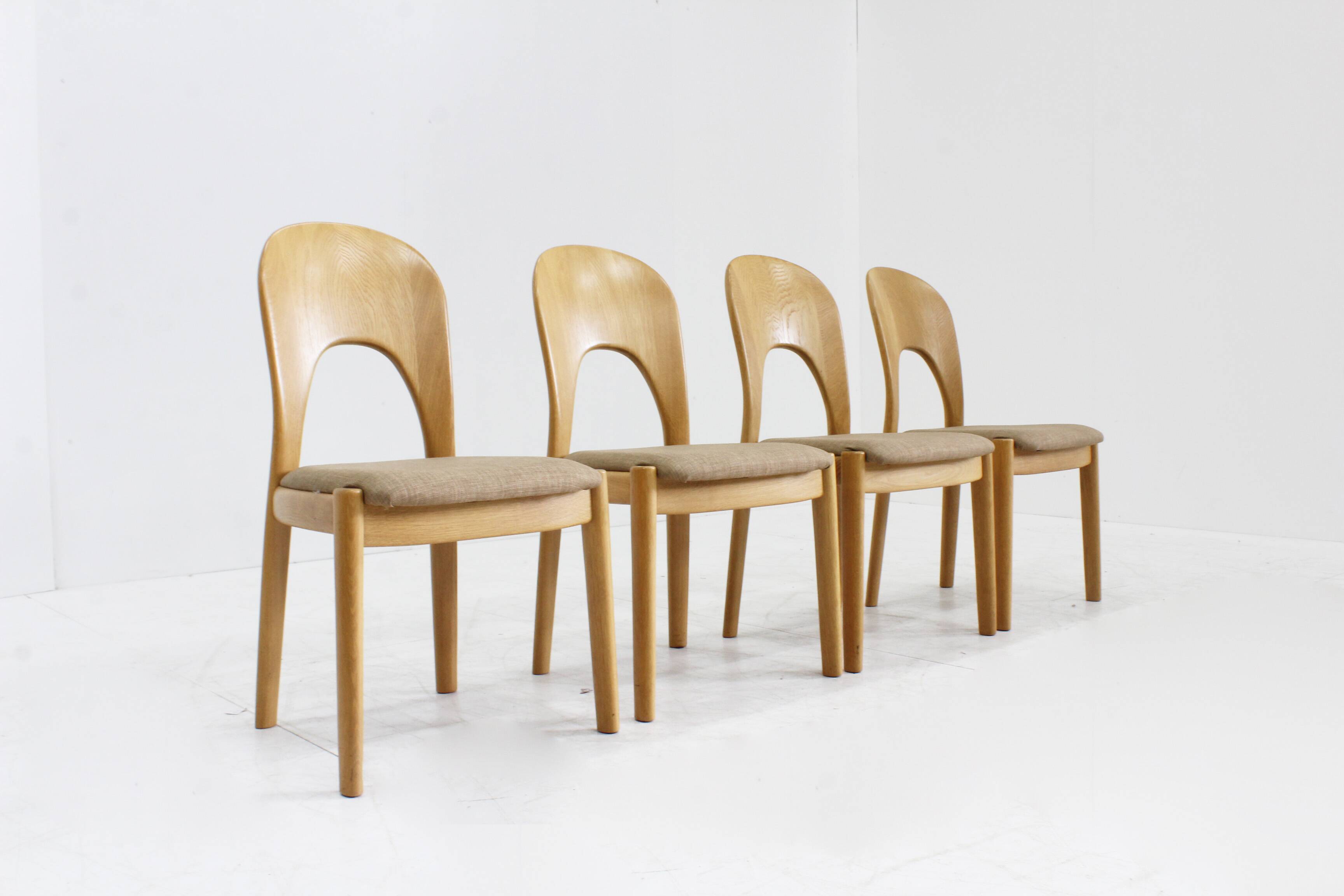 Chaises de salle à manger vintage danoises par Niels Koefoed en chêne massif, 1960s, Set de 4