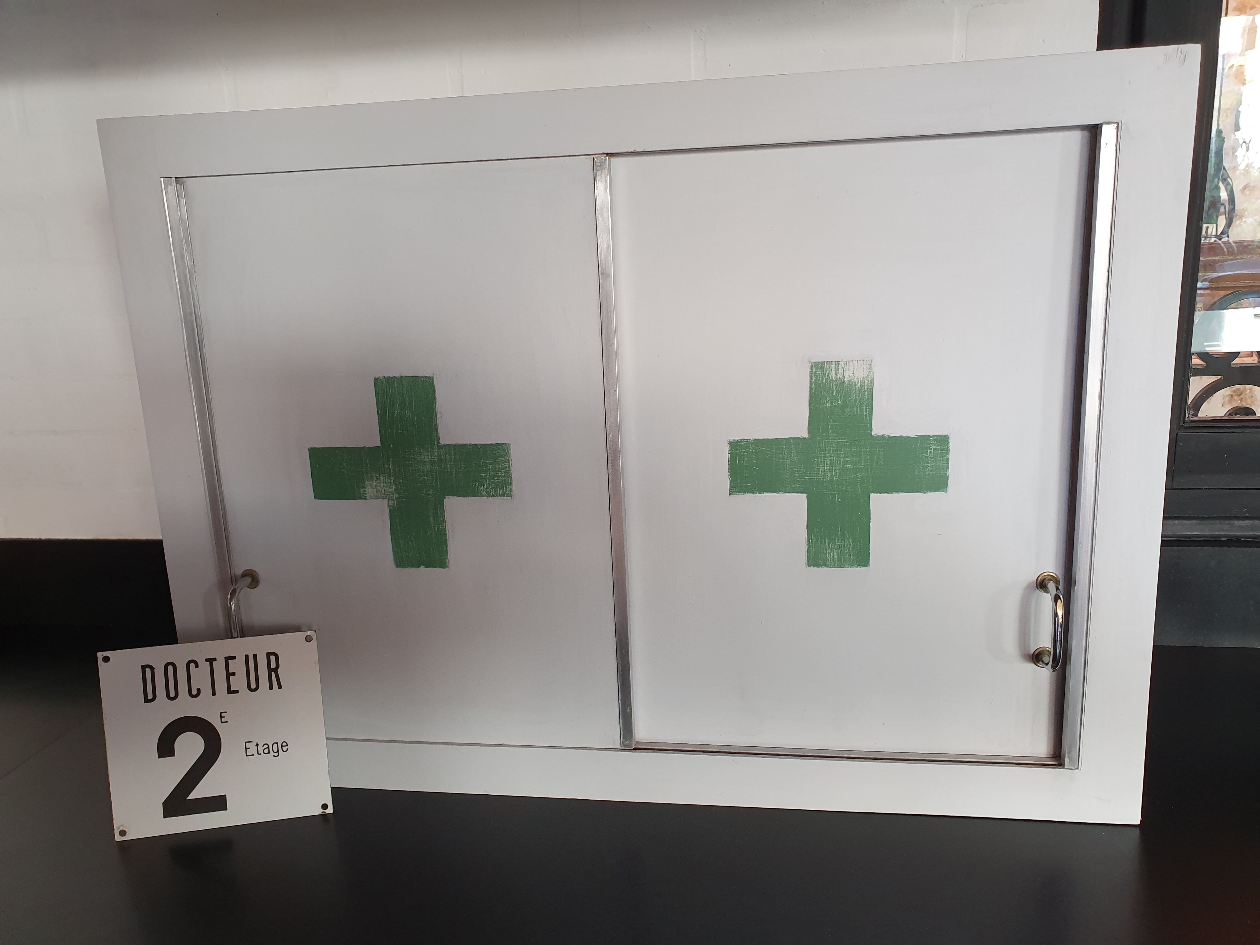 Armoire à pharmacie