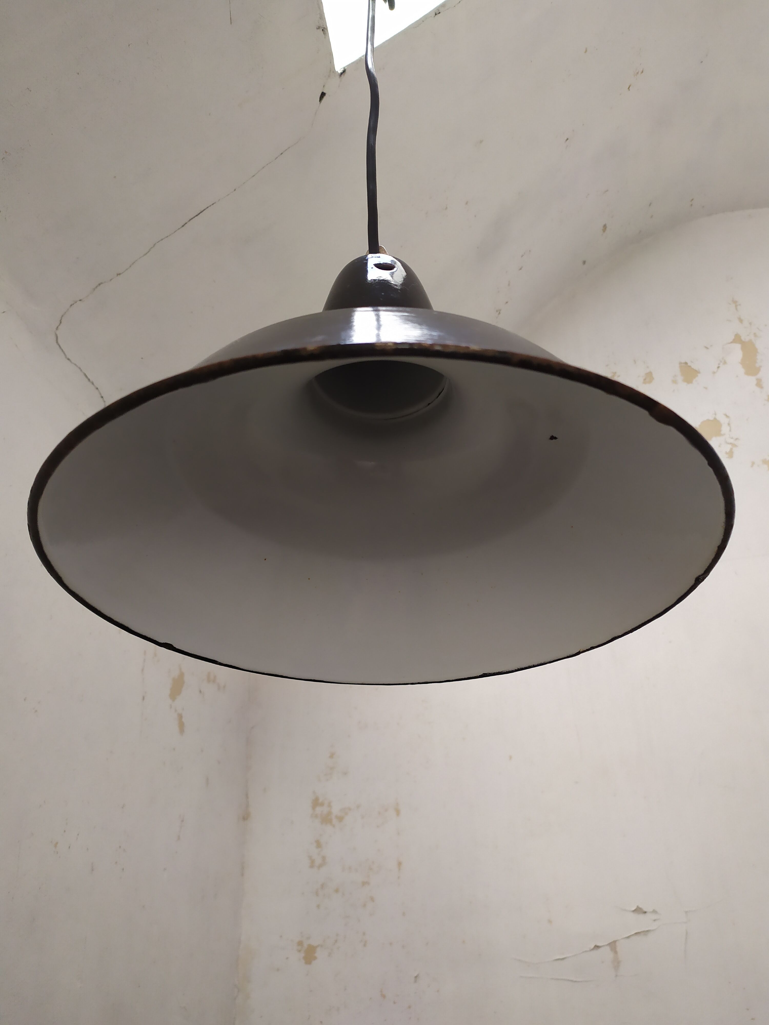 Suspension industrielle en tôle émaillée