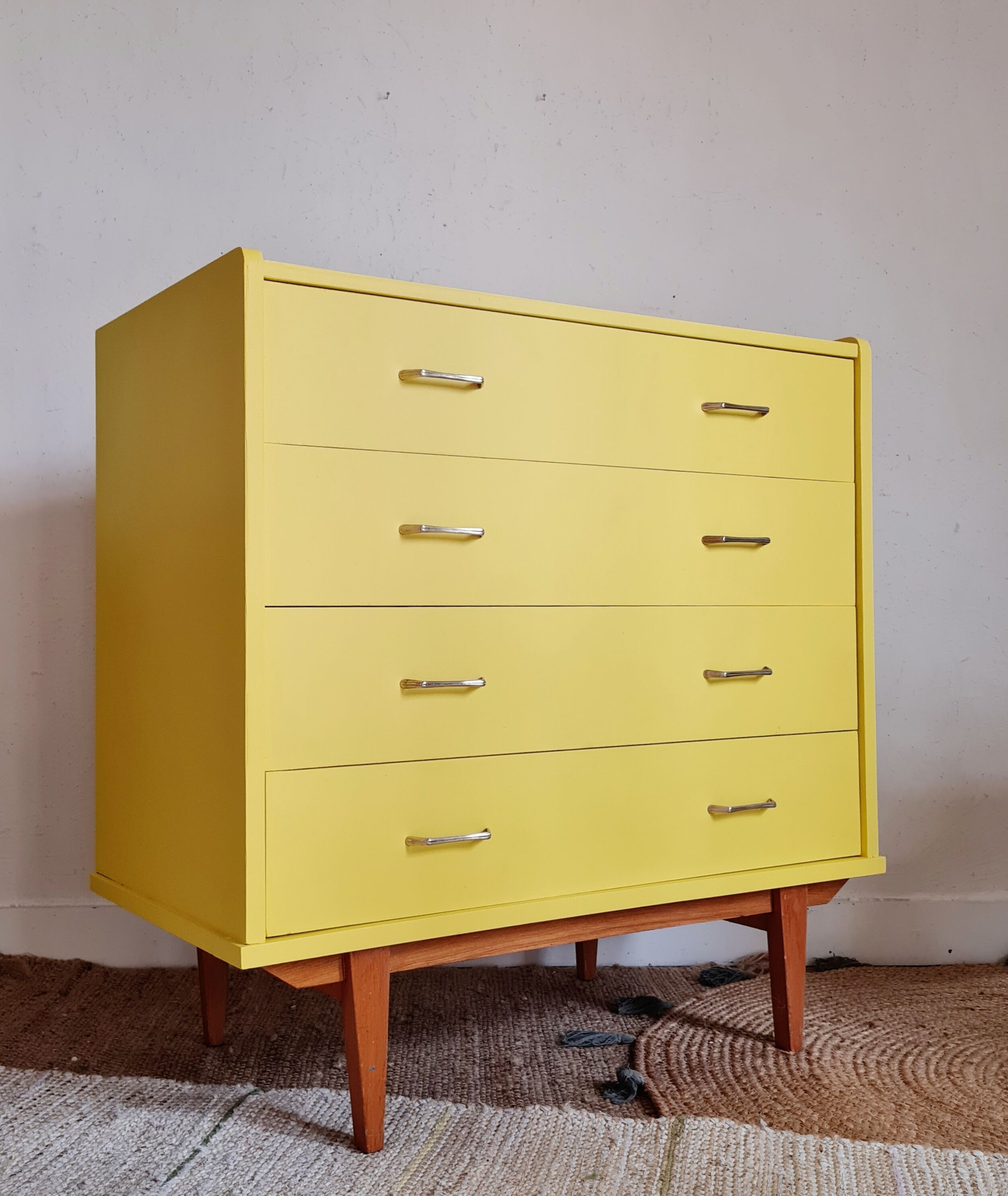 Commode feet compass yellow