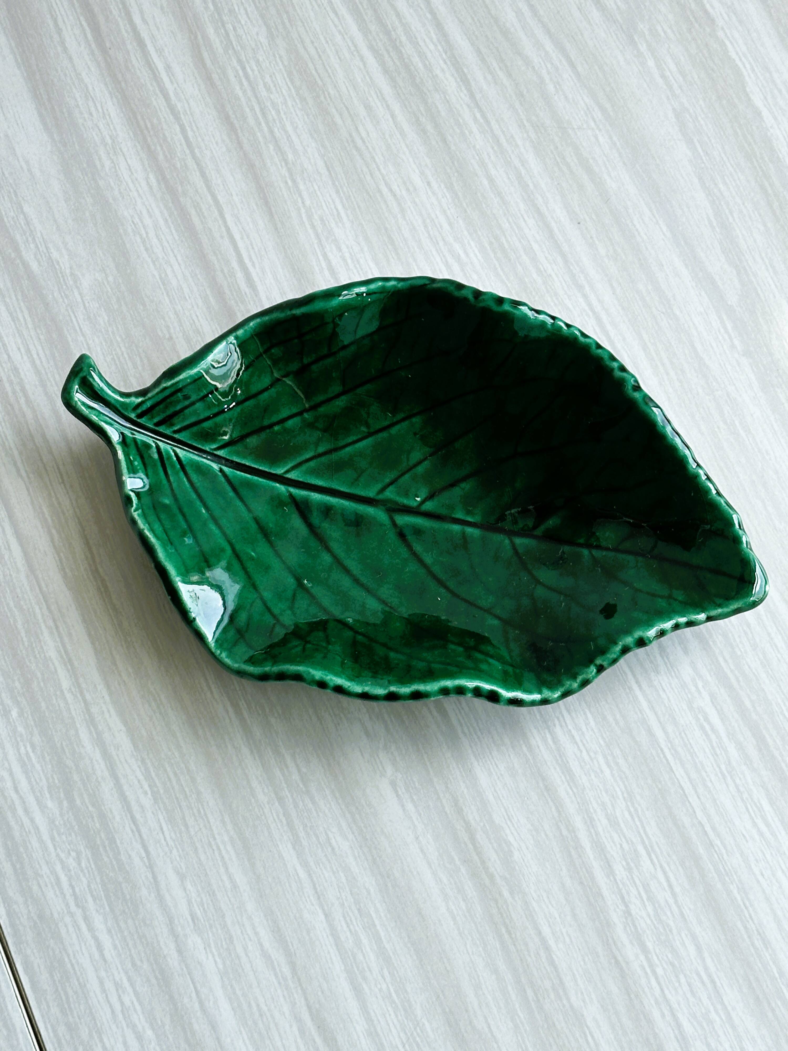 Green glazed ceramic leaf-shaped pocket emptier