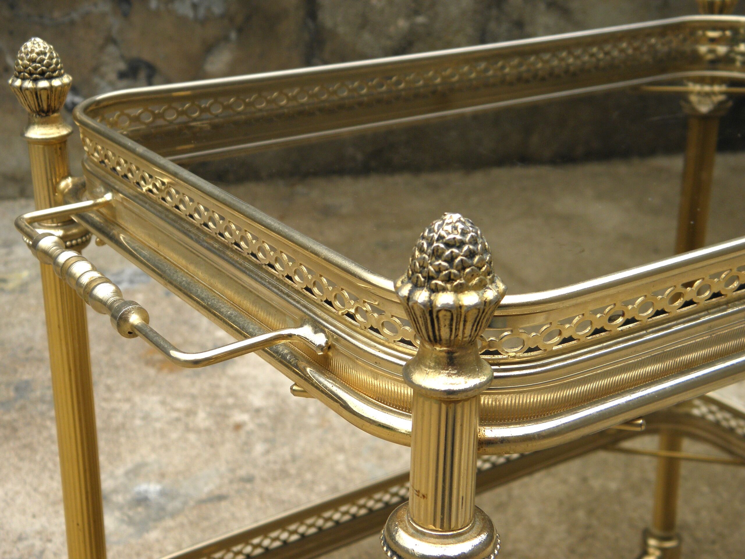 Rolling dessert in gold metal