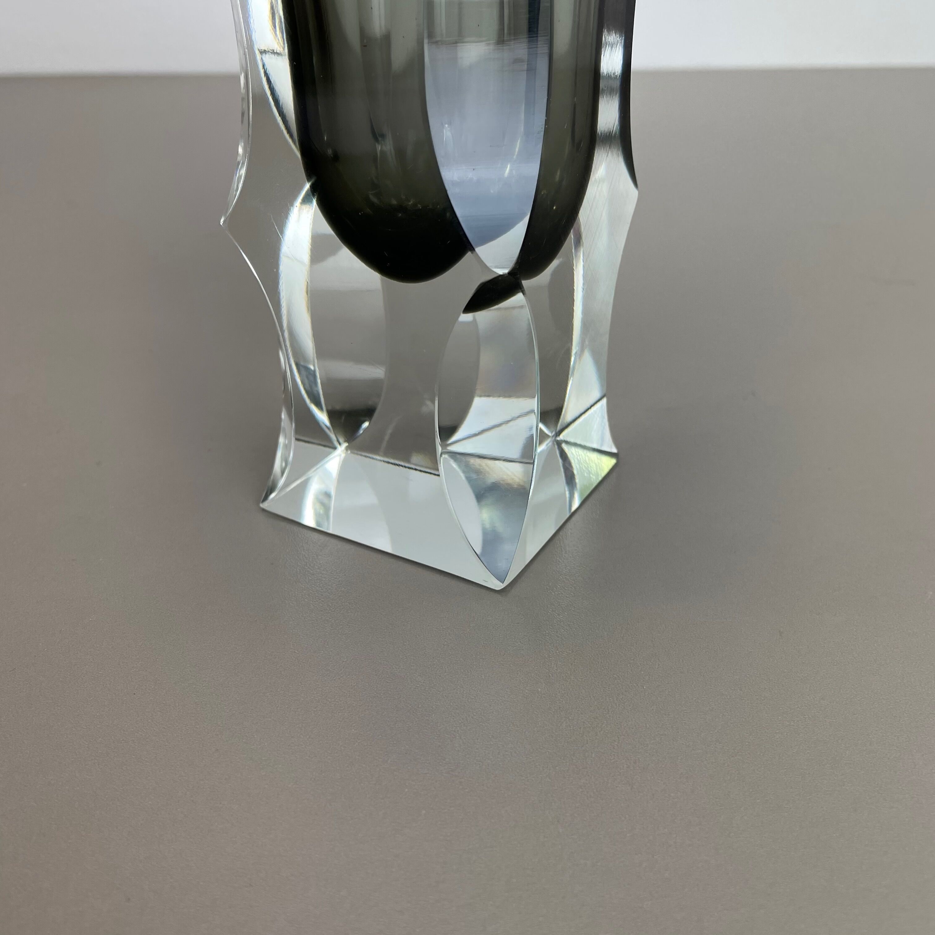 Extra Large Mandruzzato Faceted Glass Sommerso Vase Made in Murano, Italy 1970s