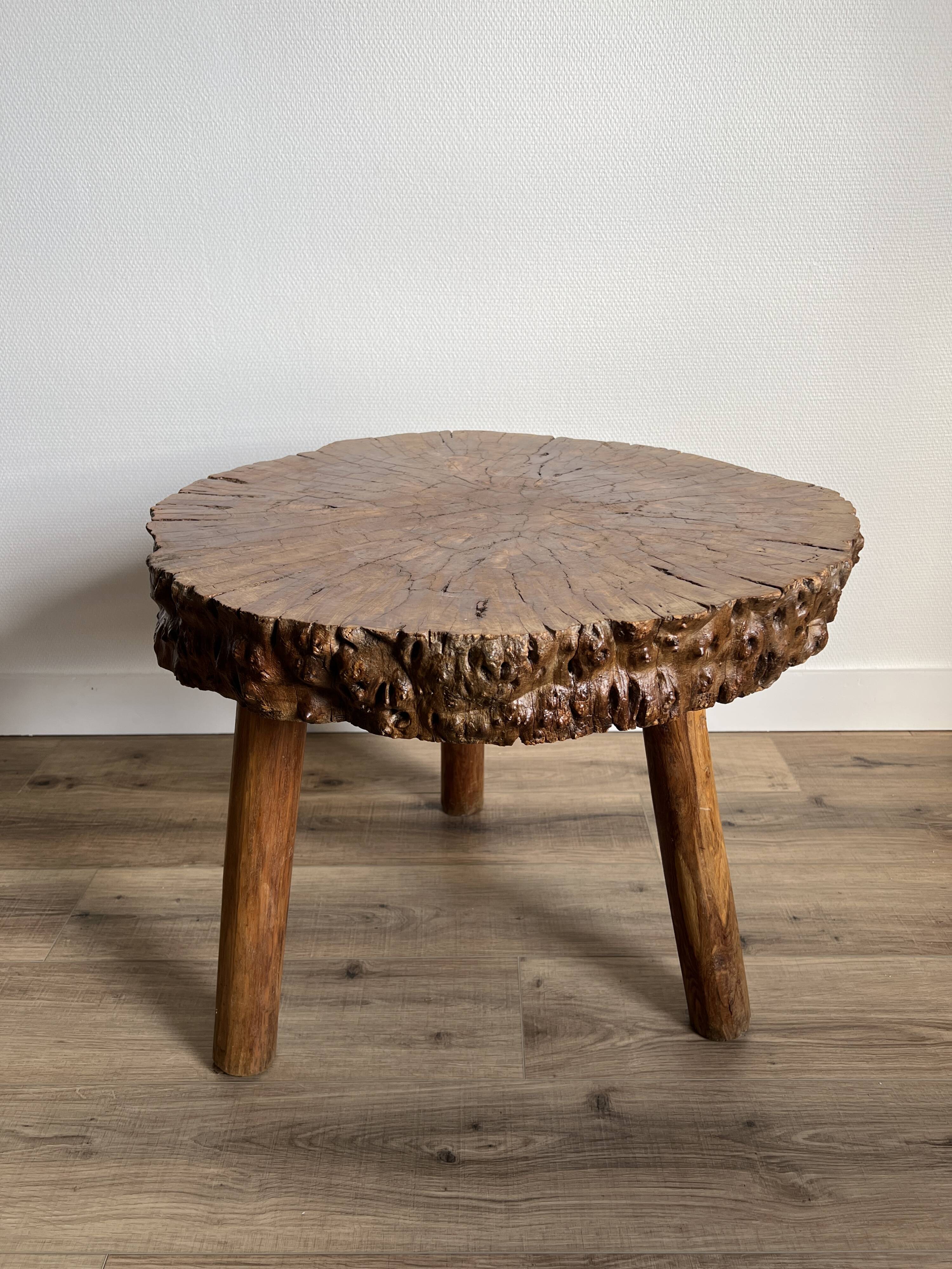 Brutalist tripod coffee table in elm burl, 1950.