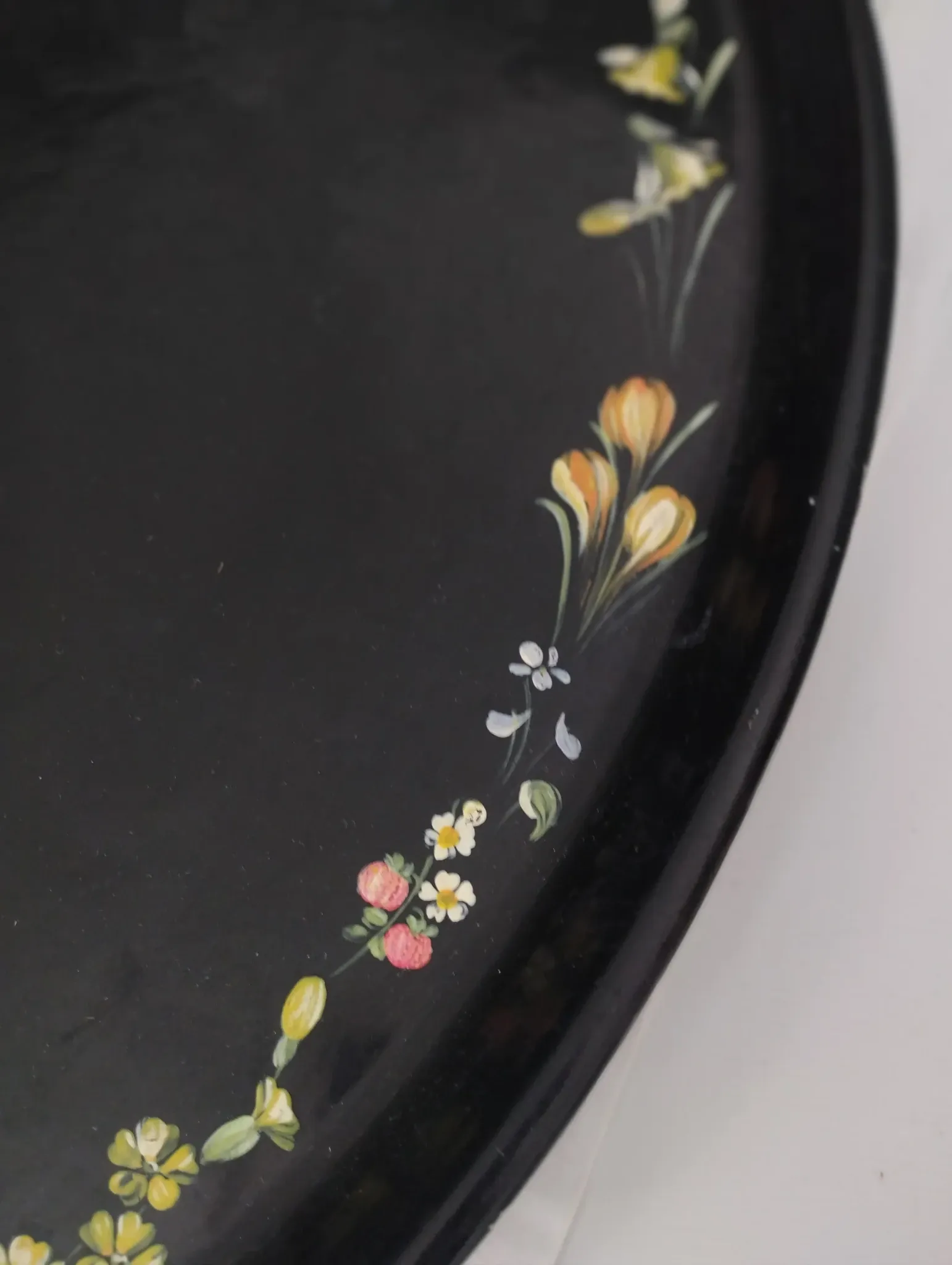 Old large English plate made of papier-mâché.