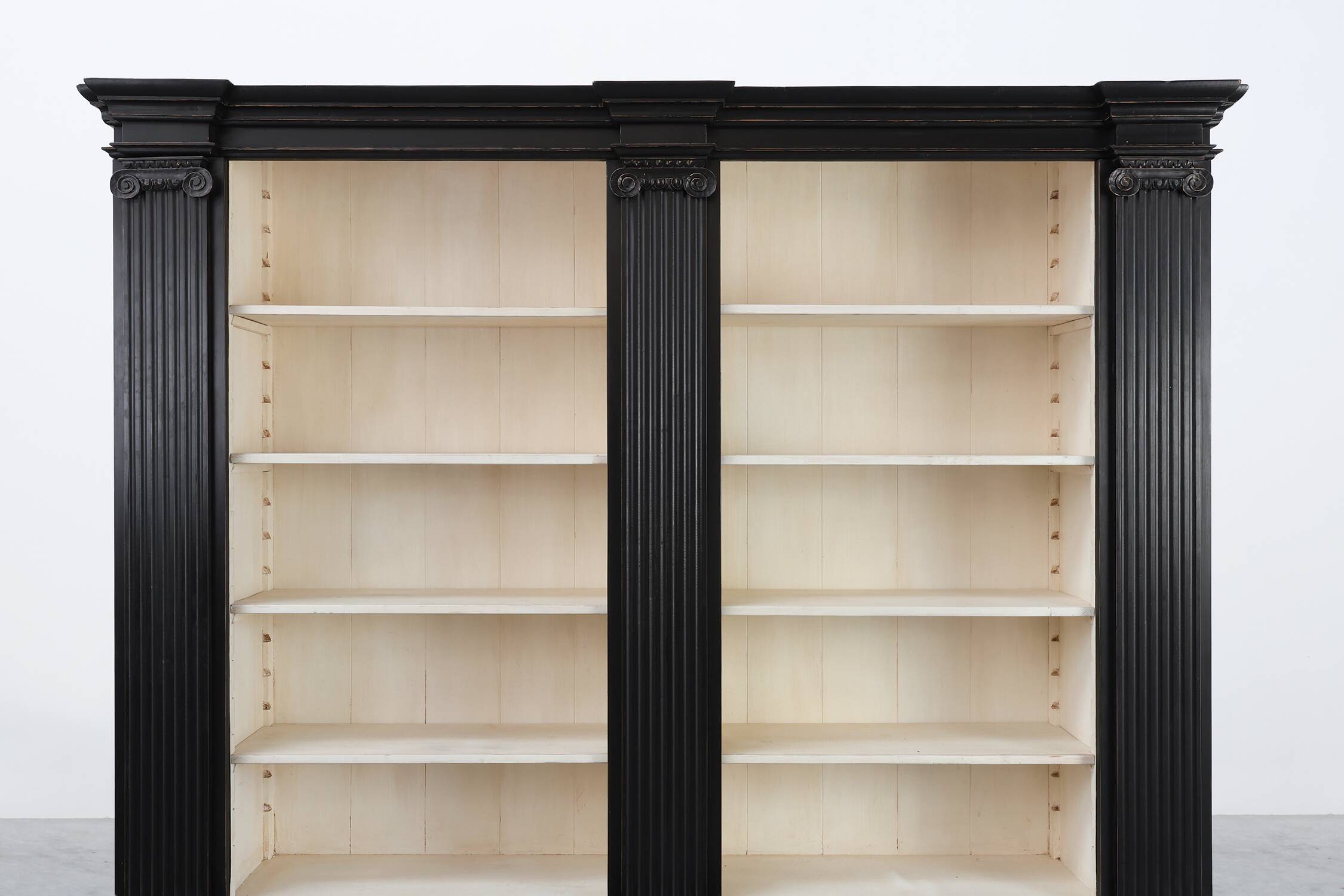 Bibliothèque haute noire du 20e siècle en MDF, Royaume-Uni