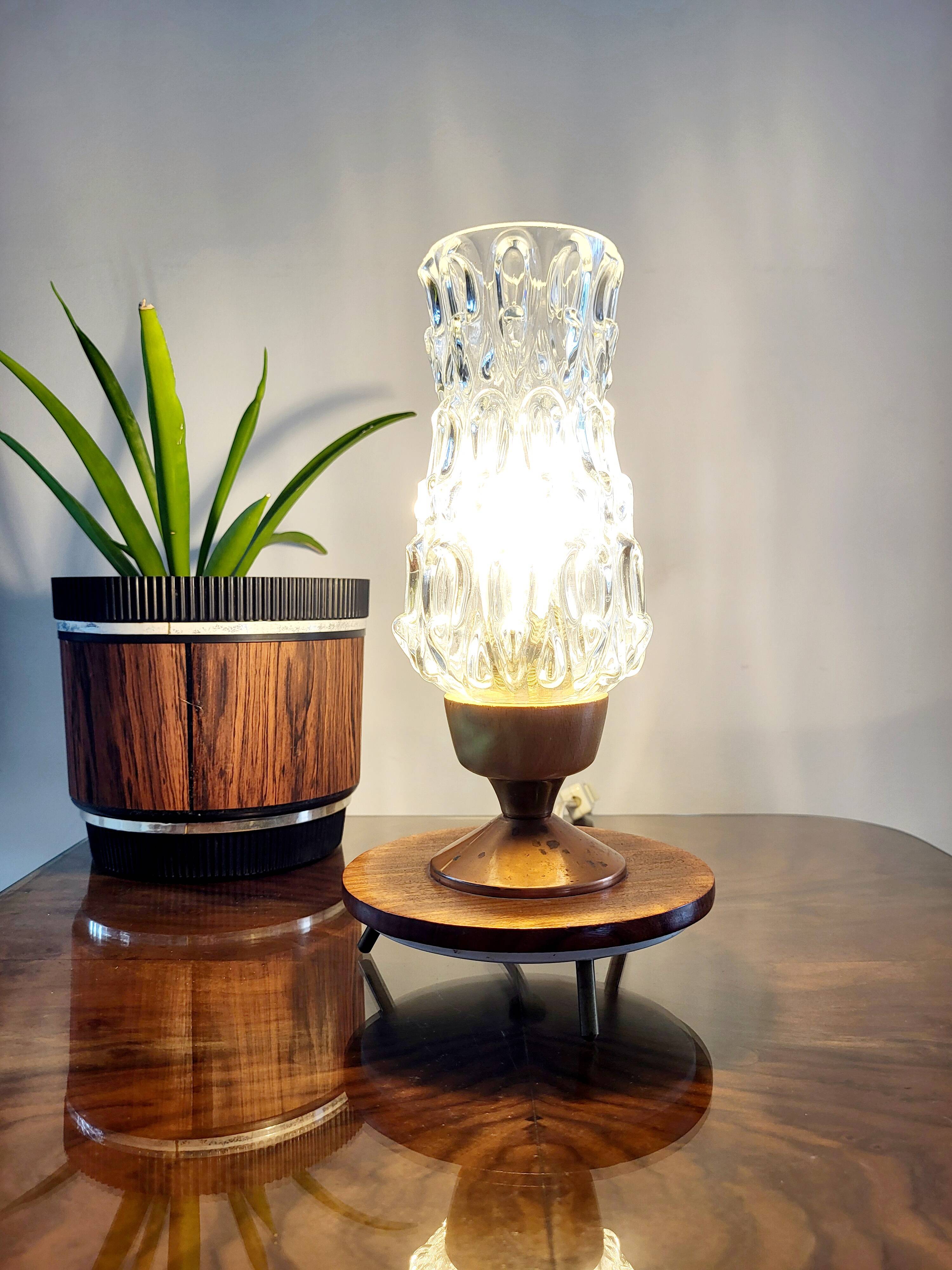 Tripod vintage tafellamp uit de jaren 60 met glazen lampenkap