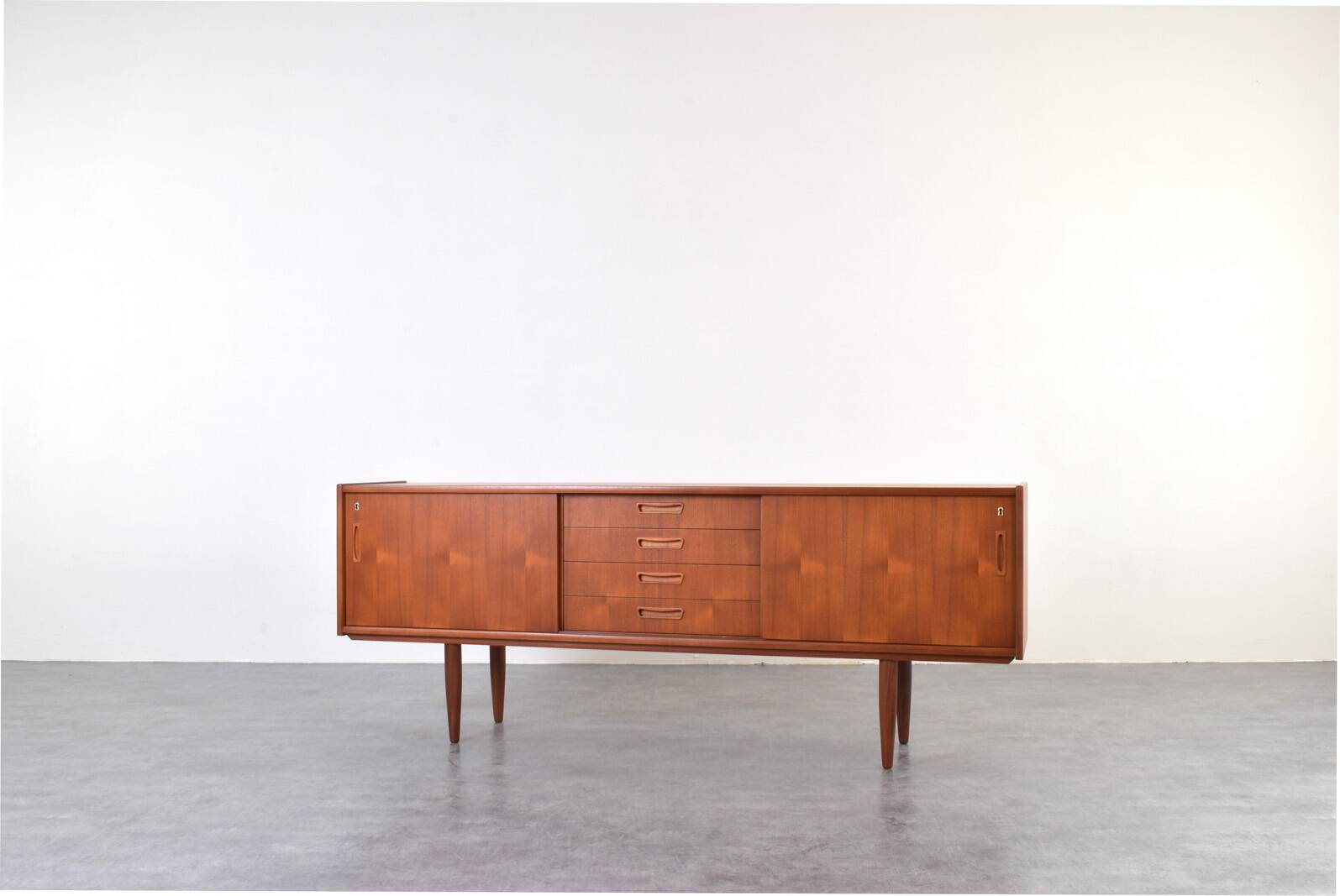 Buffet en teck danois du milieu du siècle, années 1960.