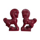 Paire de serre livres chevaux en porcelaine rouge