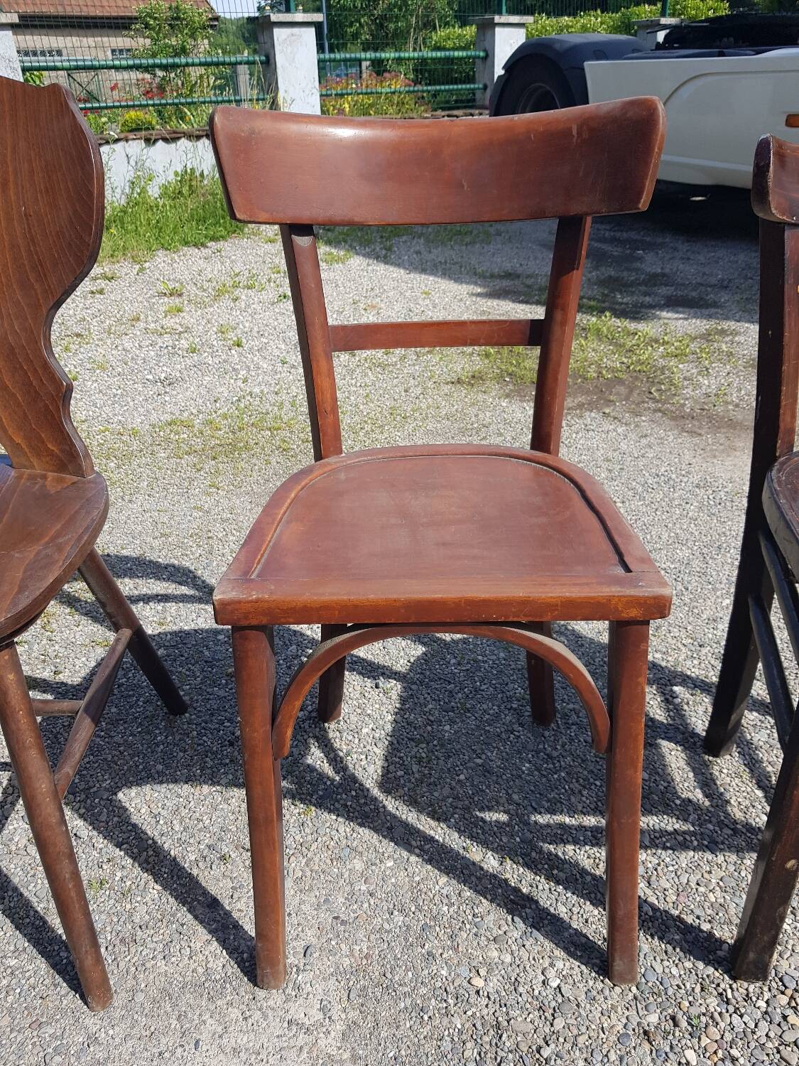 Lot de six chaises de bistrot dépareillées Baumann