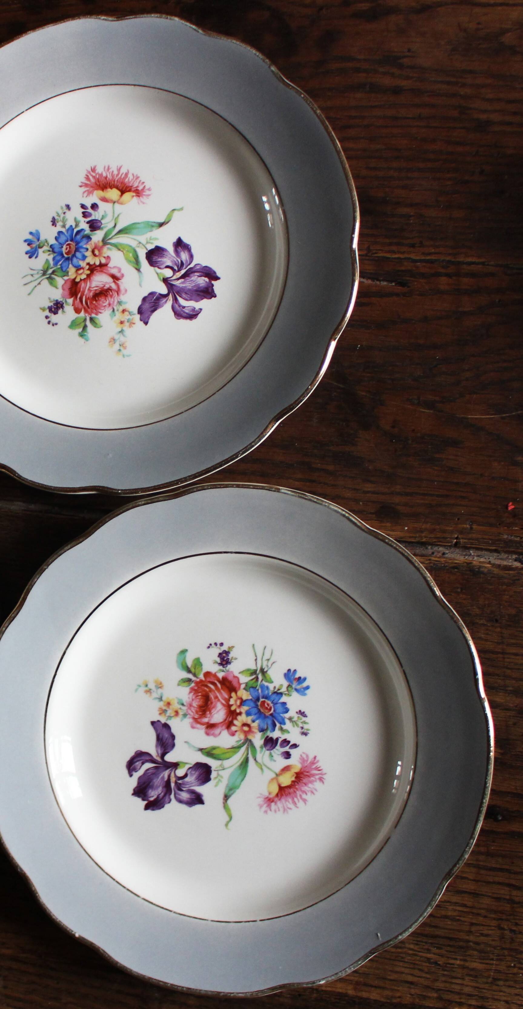 A set of 4 flat plates in pink and blue with Fontanges flowers from Sarreguemines.