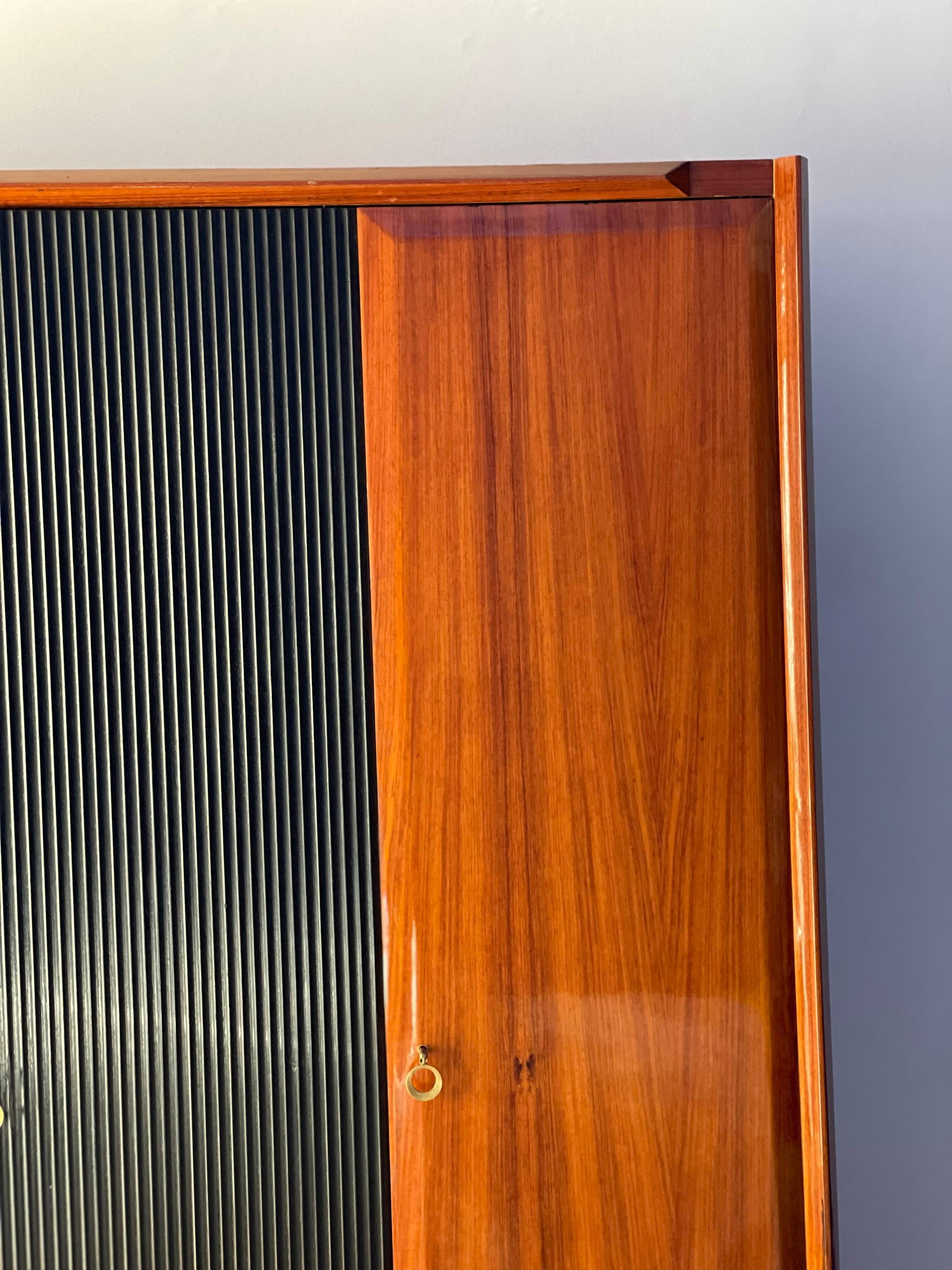 Armoire vintage italienne, noyer, bois cannelé, pieds en laiton années 1950.