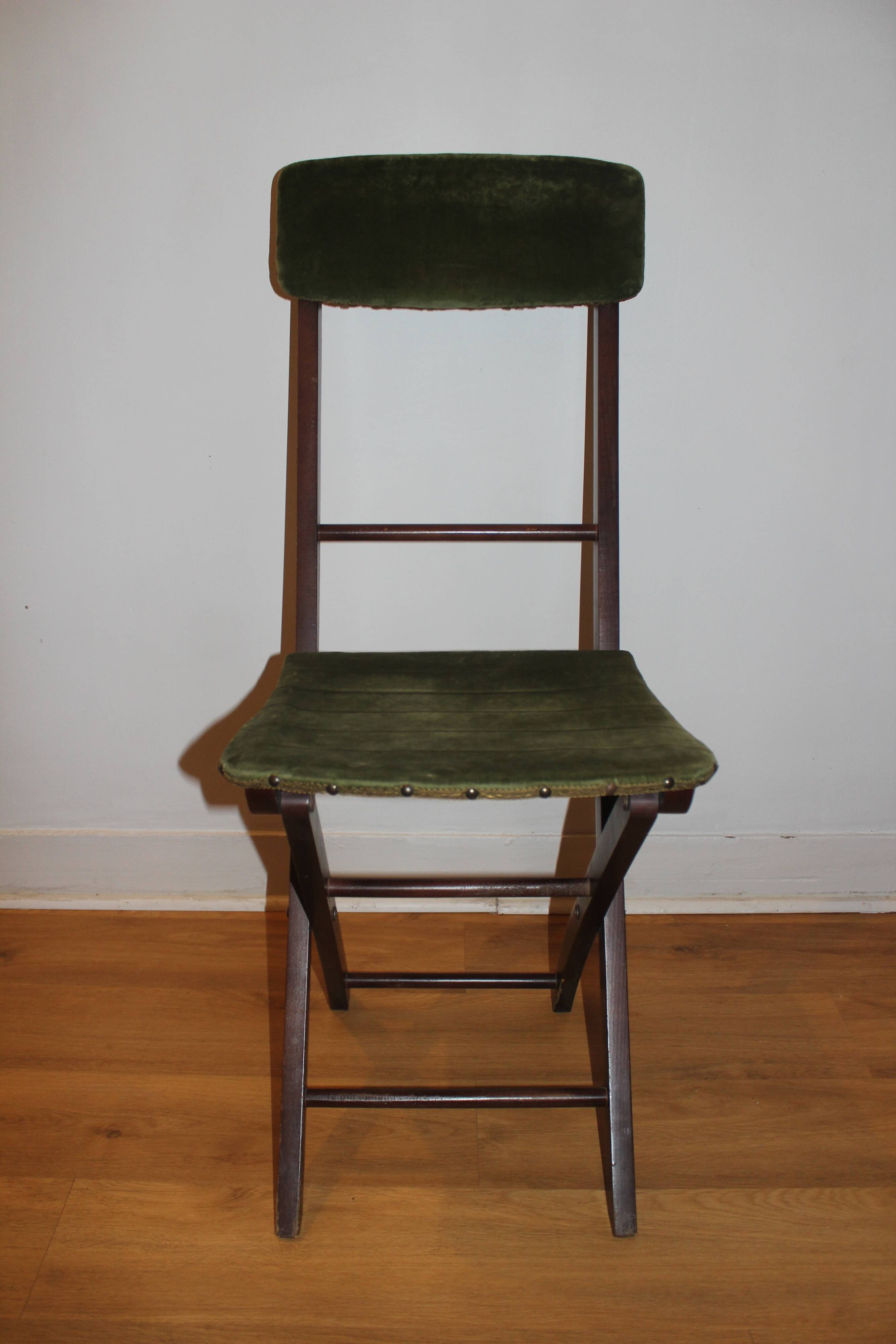 Set of 2 vintage folding chairs