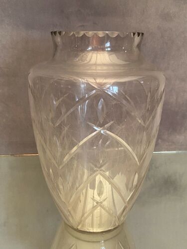 Vase vintage en verre à décor taillé