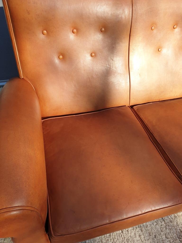 Sofa club leather 3 places buttoned back finish studded and velvet