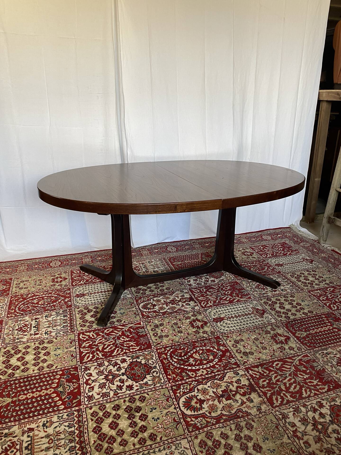 Table ovale extensible en placage d’orme