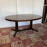 Extendable oval table in elm veneer