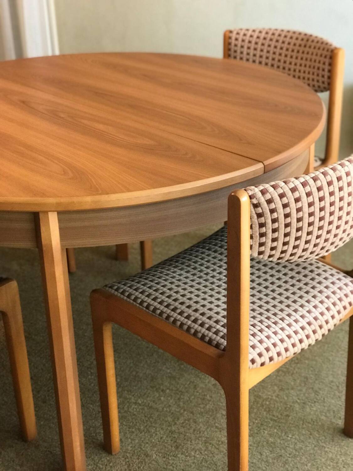 https://letabliquiberon.fr/products/table-ronde-vintage-4-chaises