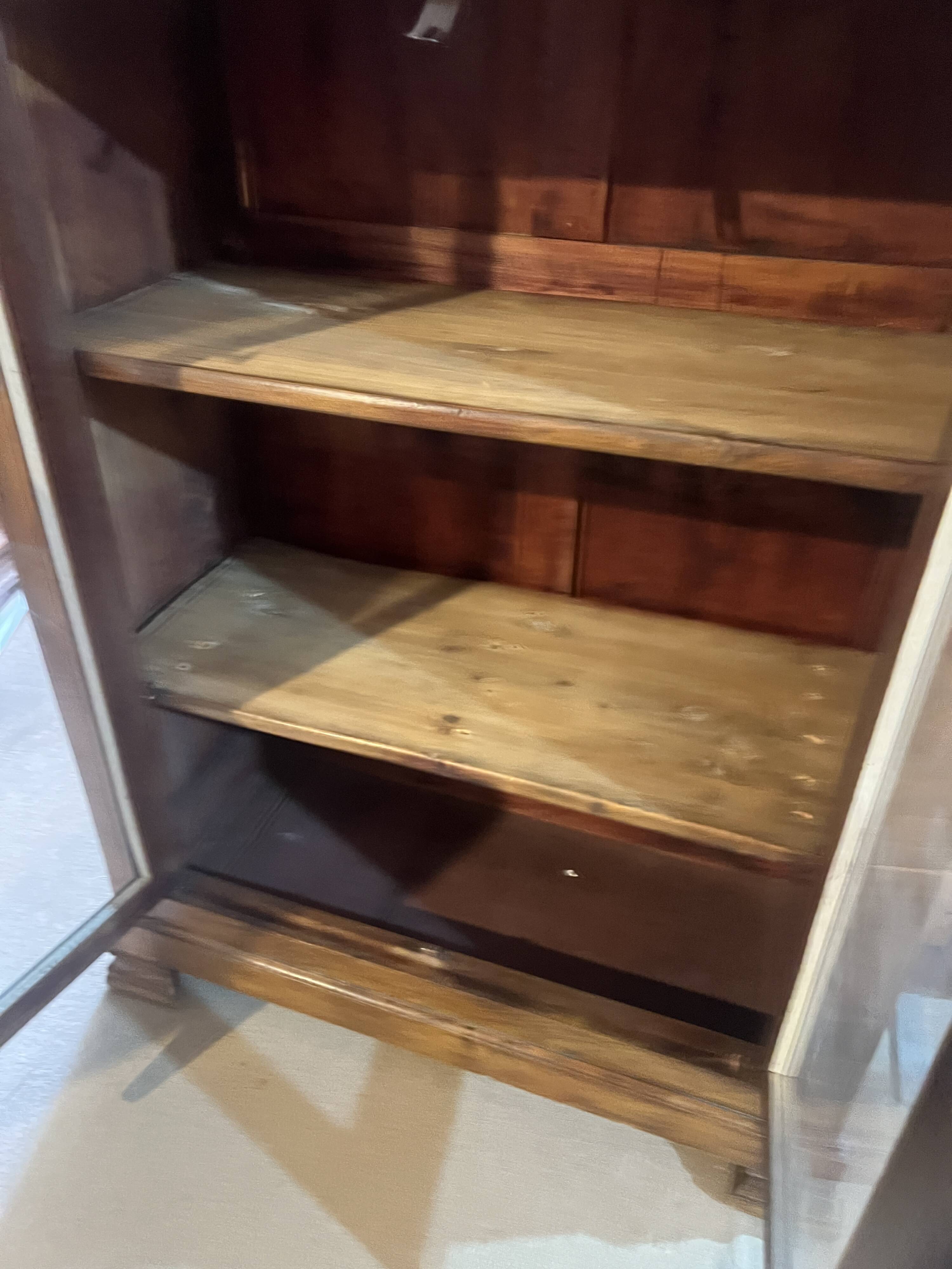 Two-door display cabinet in Louis Philippe style.