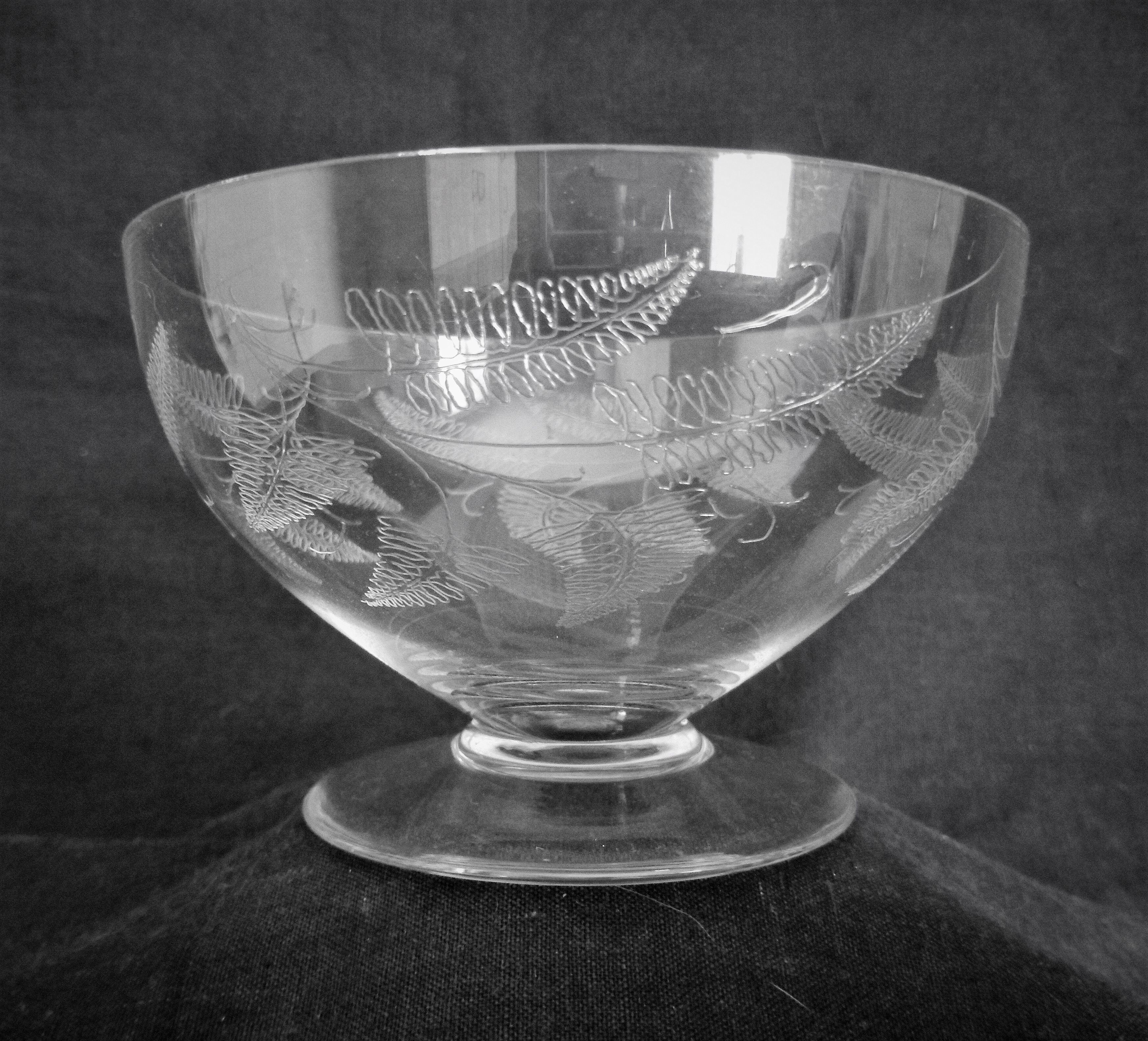 Set of 9 engraved crystal champagne glasses with fern motifs