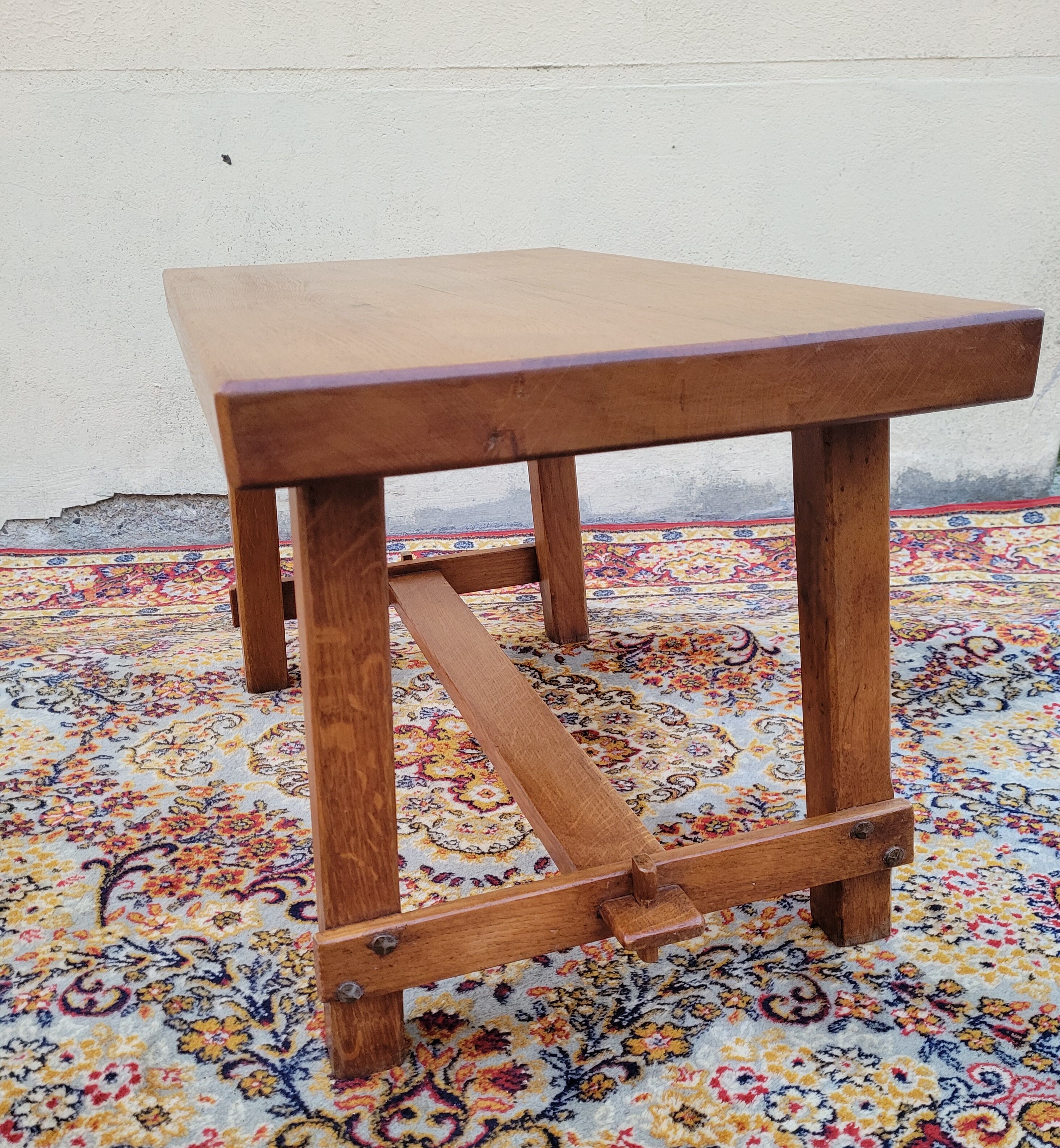 Table basse brutaliste en chêne clair