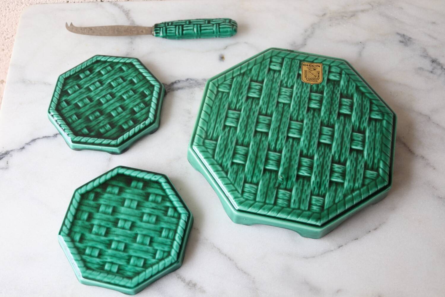 Lot Ancien Porte-couteaux Et Dessous De Plat En Céramique Barbotine – Motif Feuille, Vert Vintage